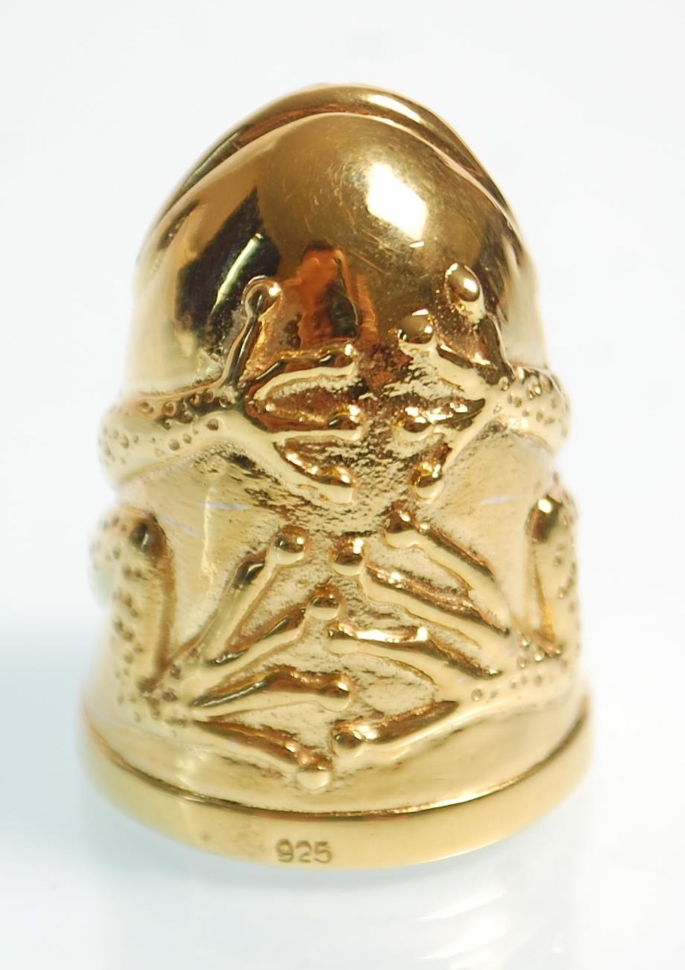 A gold plated thimble in the form of a frog having green stone eyes. Measures 2.5cm tall. - Bild 2 aus 6