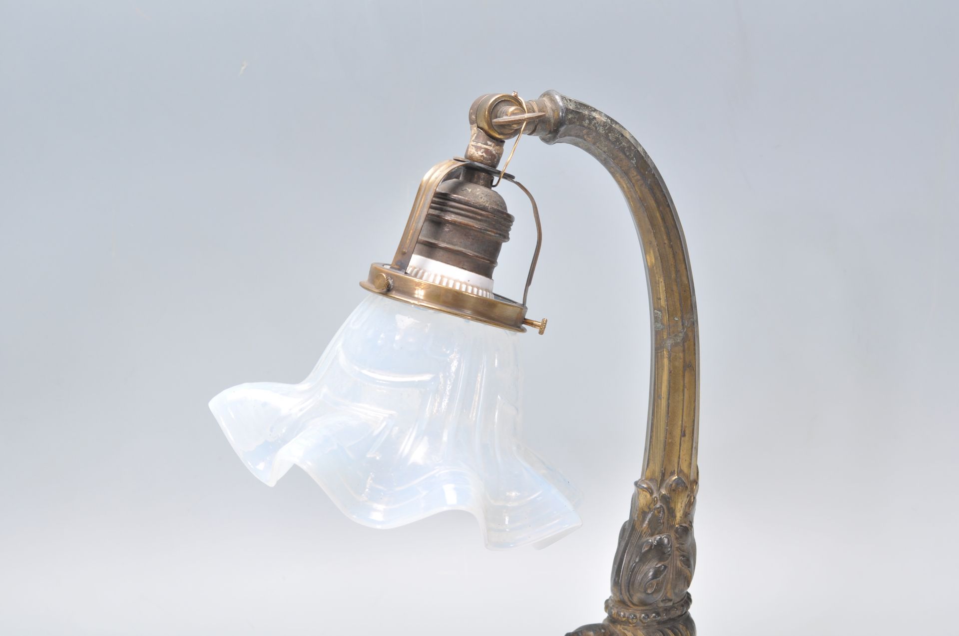 An early 20th Century Art Nouveau brass table / desk lamp having an opaline glass handkerchief - Bild 7 aus 8