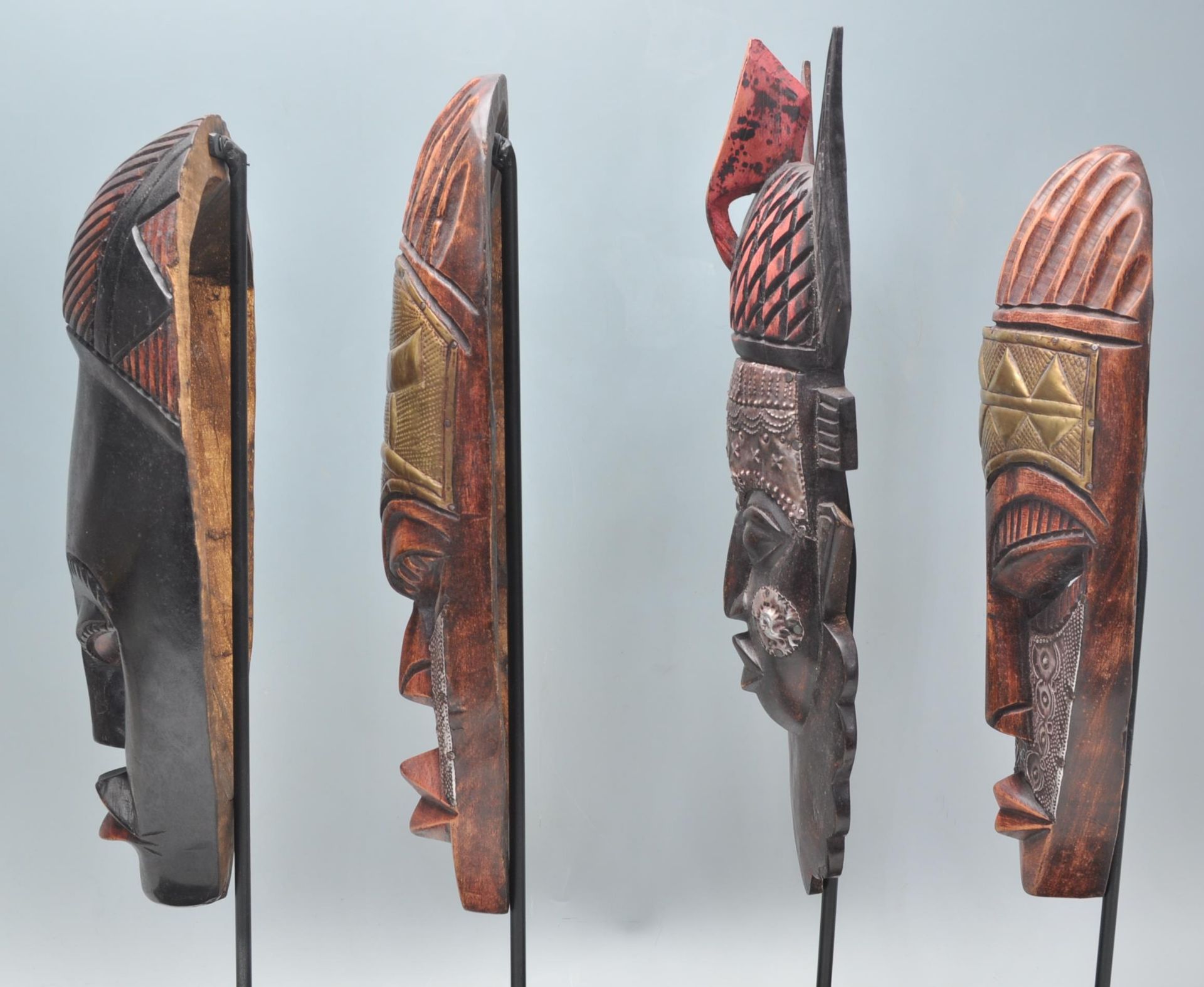 A group of four carved wooden African tribal masks each being raised on supports with stepped plinth - Bild 8 aus 8