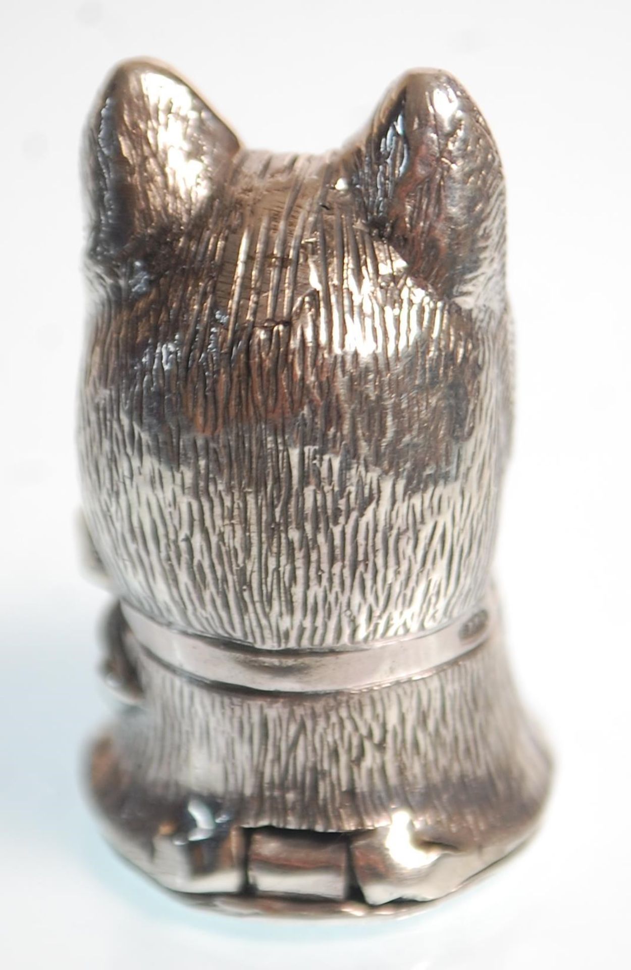 A silver hallmarked vesta case in the form of a cats head with a bow tied around it's neck. - Image 3 of 7