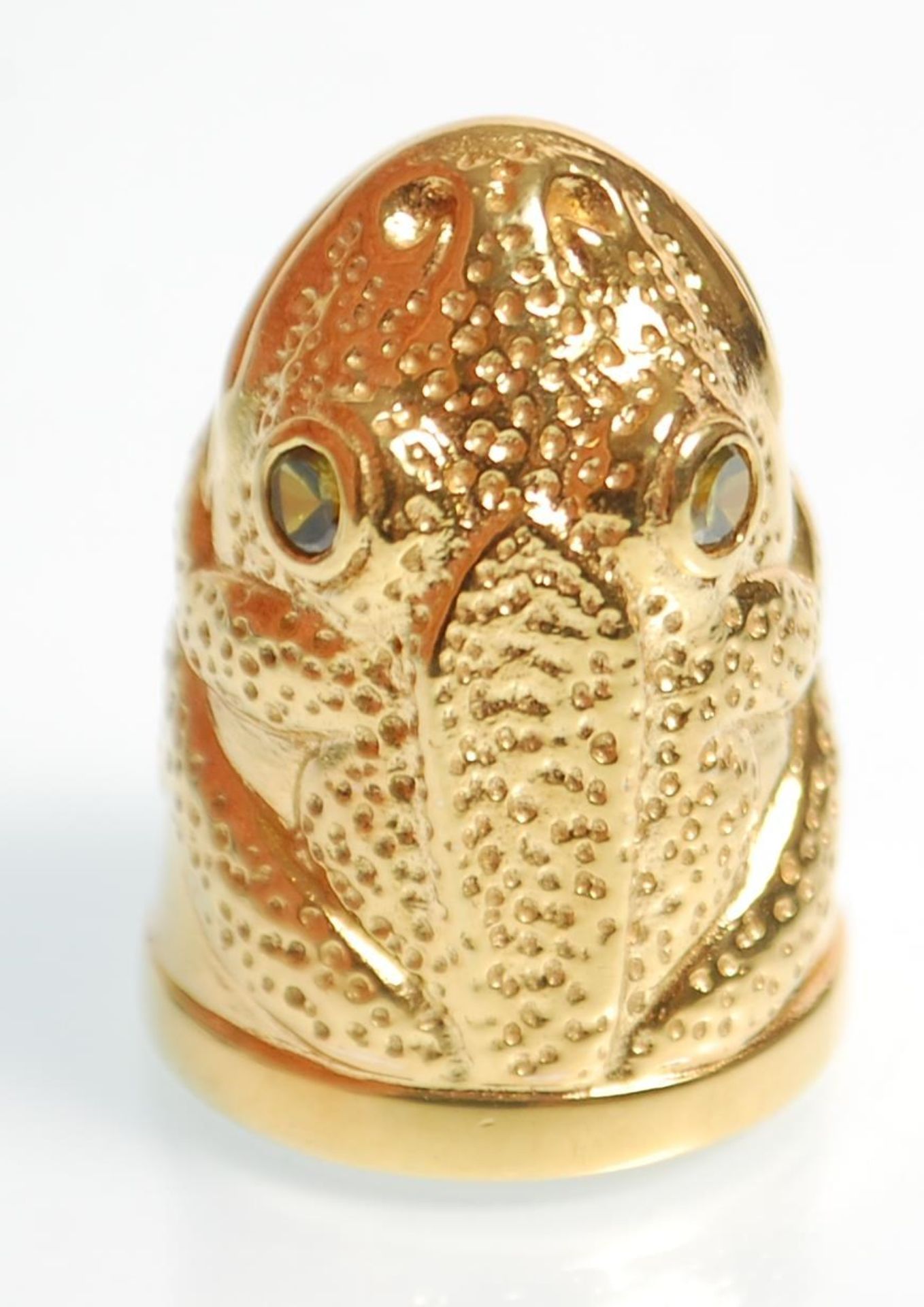 A gold plated thimble in the form of a frog having green stone eyes. Measures 2.5cm tall. - Bild 4 aus 6