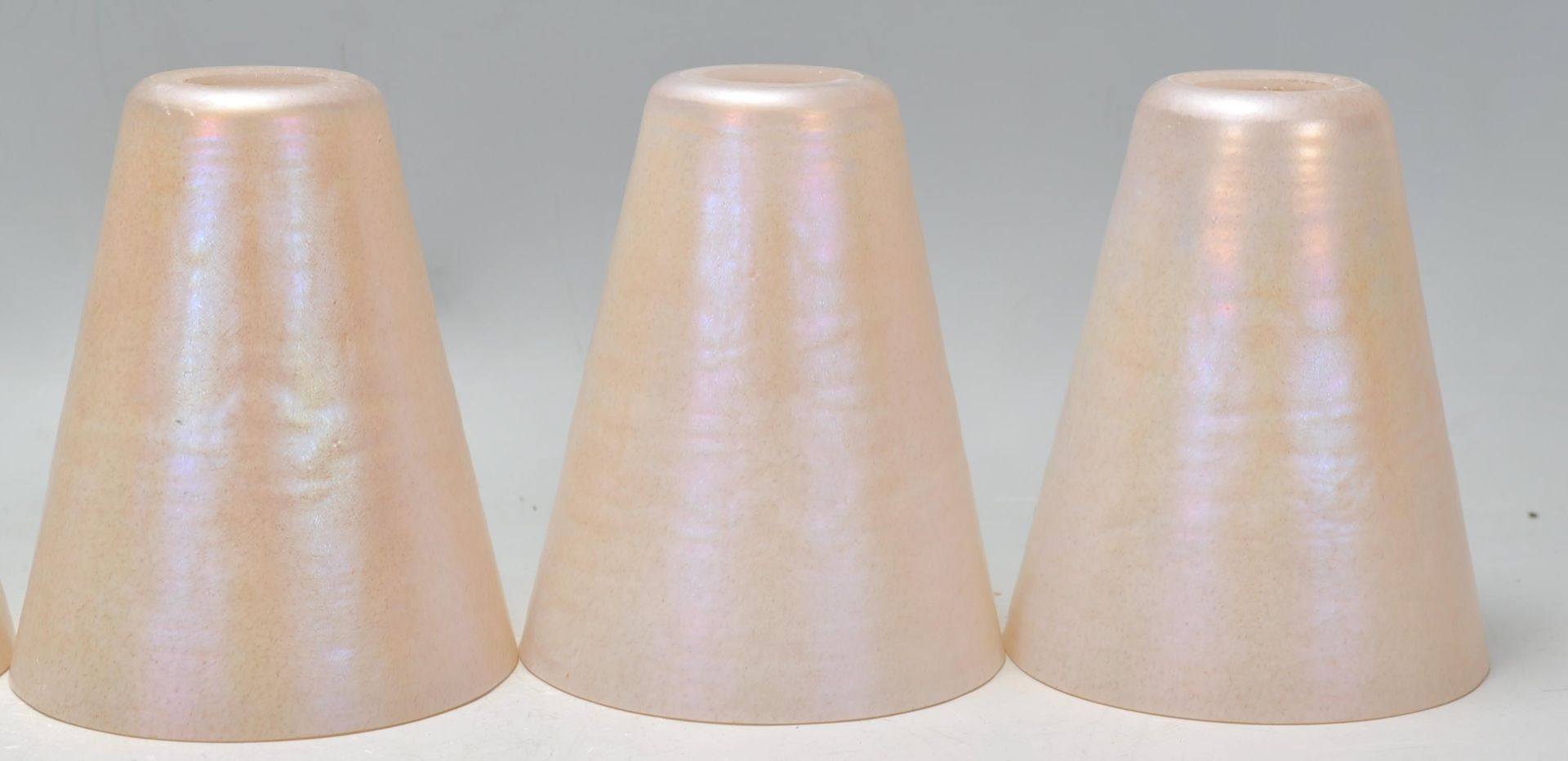 A collection of five 20th century retro conical lustre glass lamp shades. Each of conical form - Bild 4 aus 7