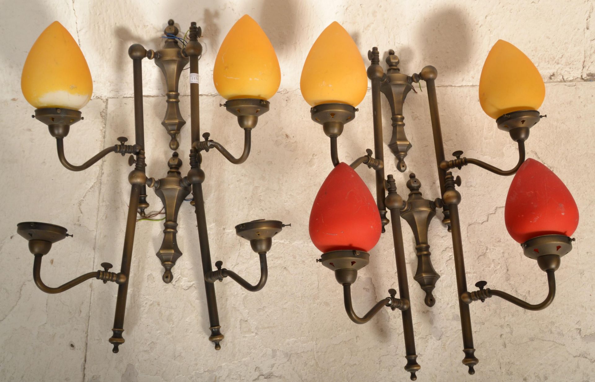 A collection of 20th century antique style lamps having bright and colourful teardrop shades. The - Bild 5 aus 9