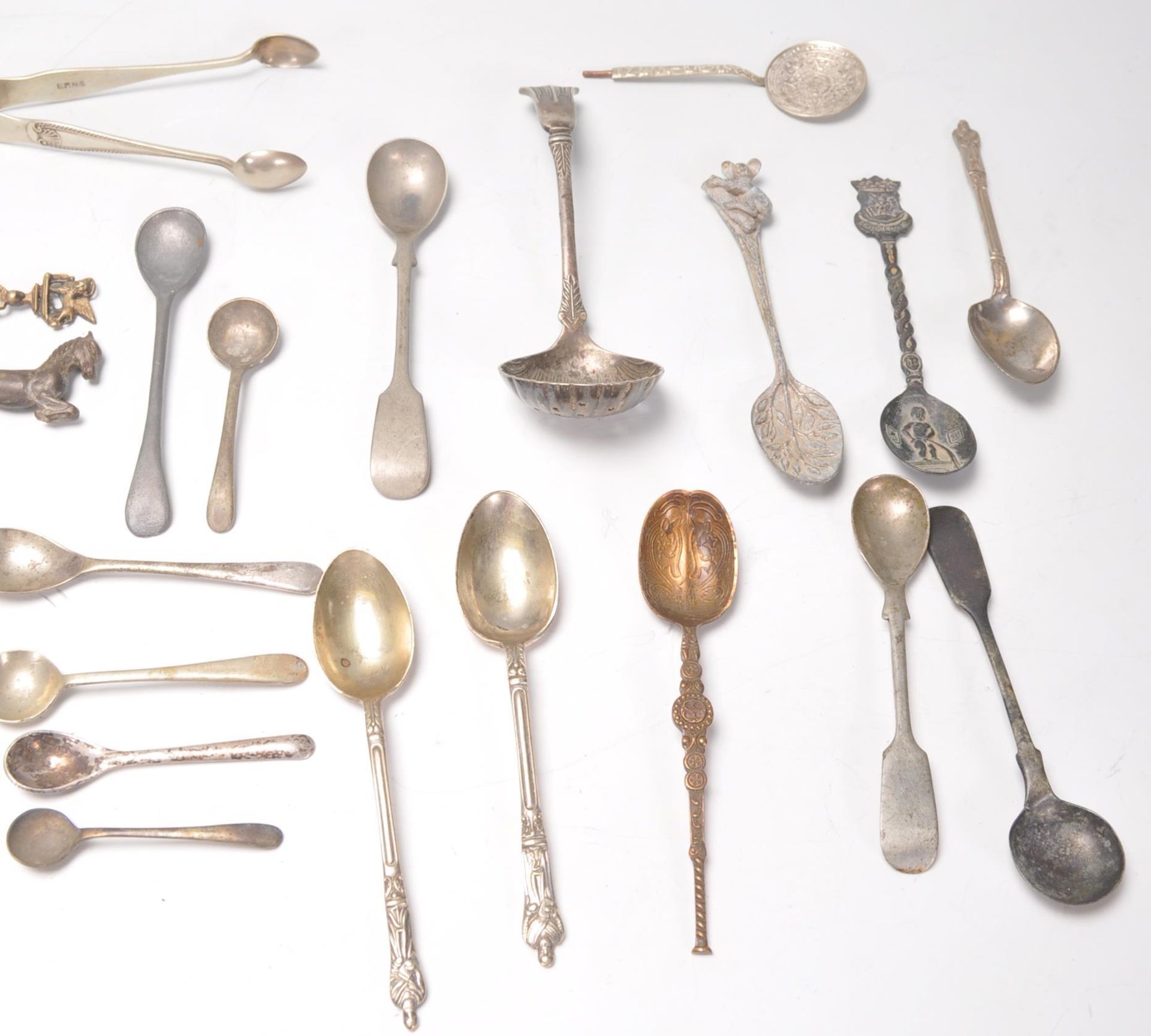 Metal Detectorist Finds. A collection of metal detector finds to include 19th century pewter spoons, - Bild 3 aus 10