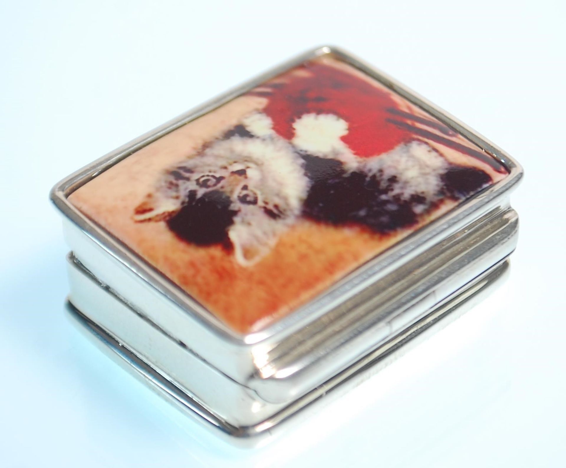A stamped sterling silver pill box of square form having an enamelled lid with a kitten and wool - Image 4 of 6