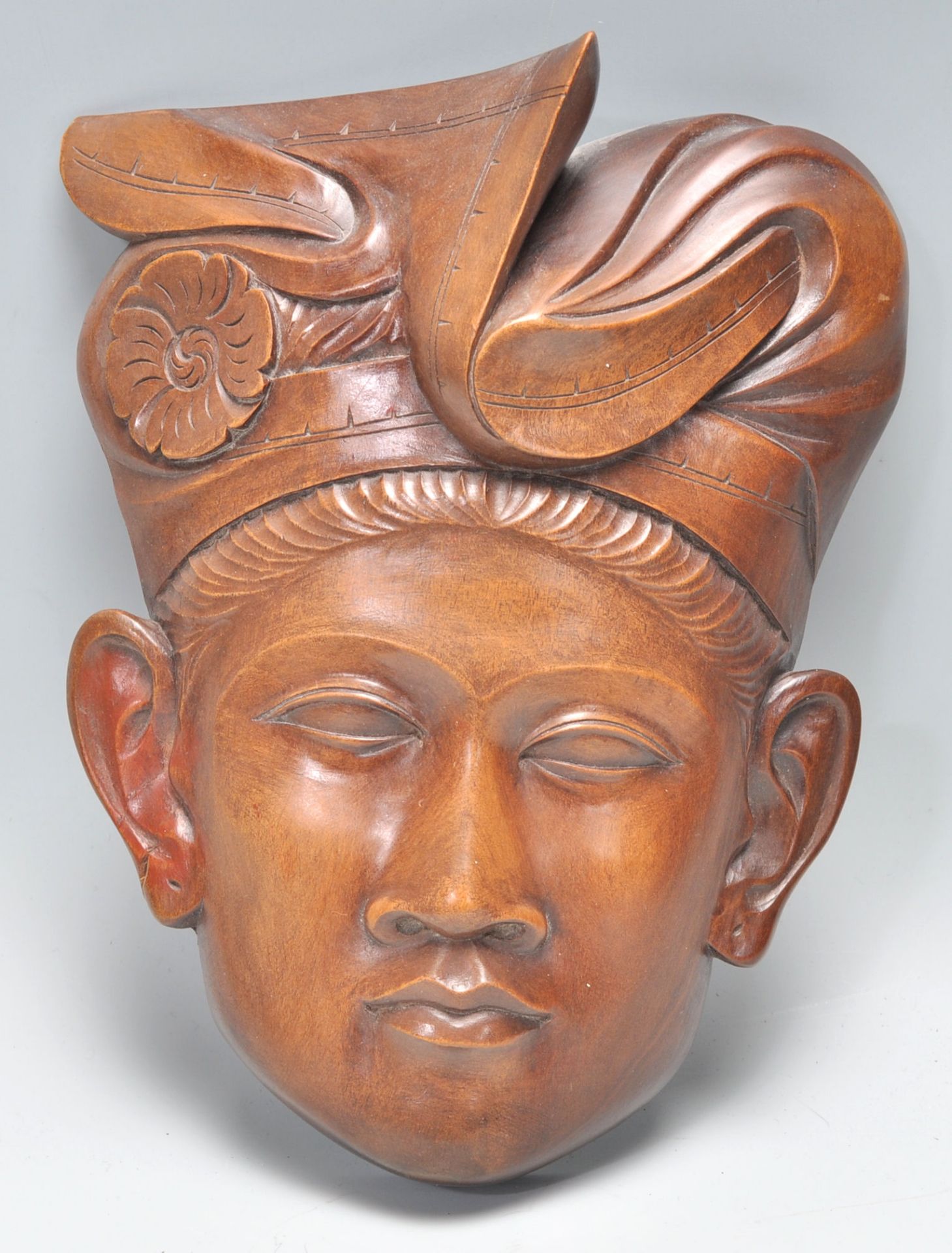 To carved wooden Balinese figures to include a wall hanging mask in the form of a man in a - Bild 5 aus 6