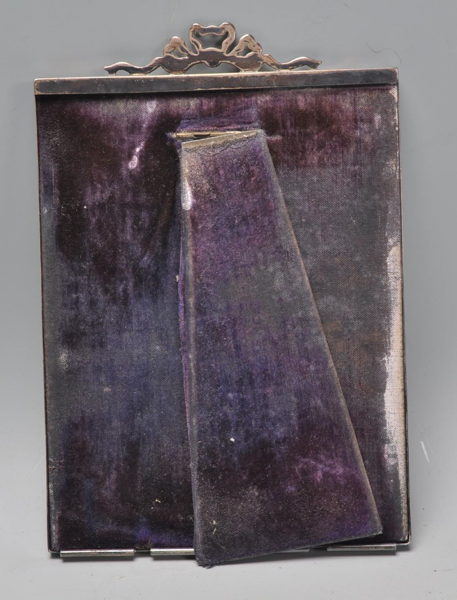 An early 20th Century silver hallmarked easel back photo frame of rectangular form with ribbon - Image 4 of 4