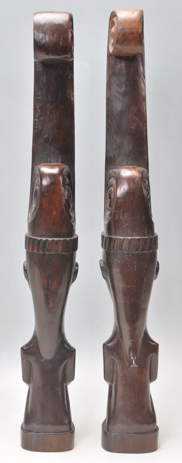 A pair of 20th Century carved dark wood African tribal figurines in the form of stylised crouched - Bild 5 aus 6