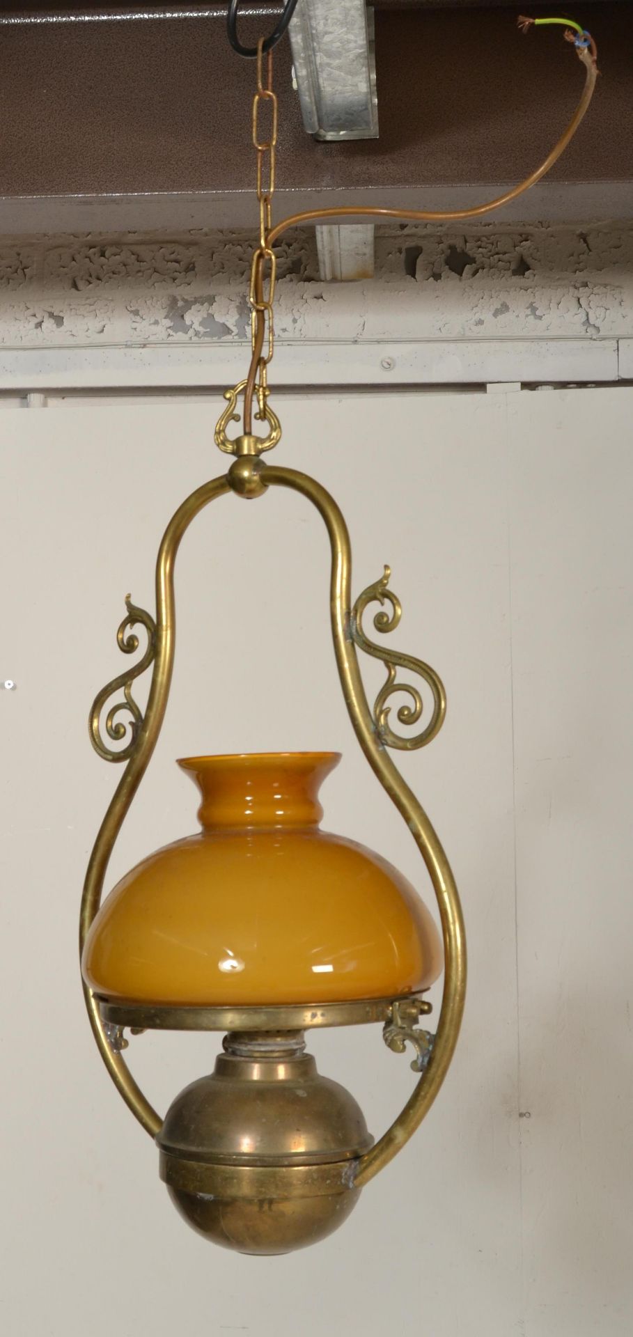 A contemporary pair of antique style large brass hanging lantern of oil lamp type with modern - Bild 2 aus 5