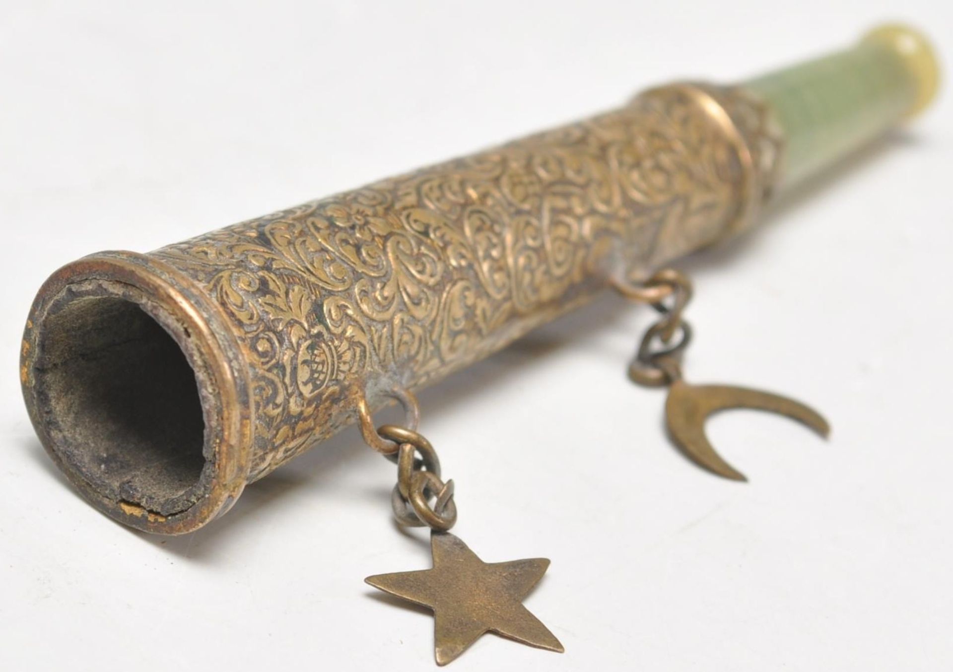 A vintage early 20th Century Middle Eastern / Islamic style brass cheroot holder having a engraved - Bild 3 aus 4