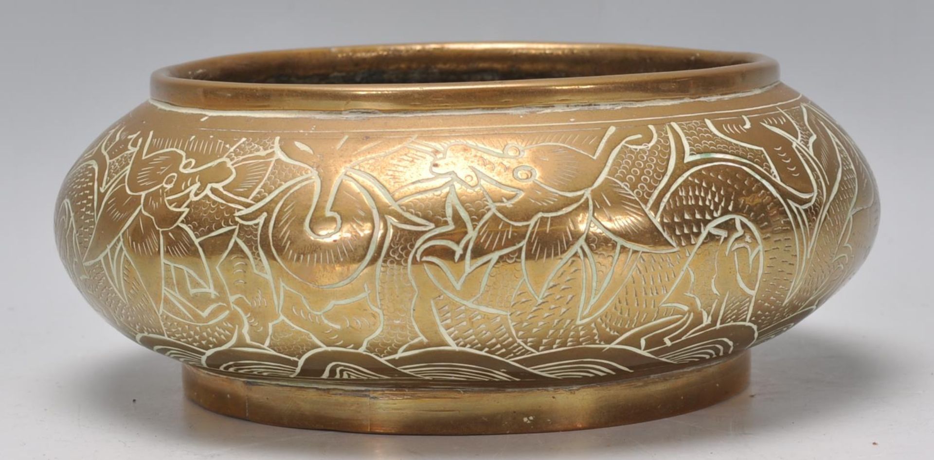 An early 20th Century bronze bowl of squat form engraved with dragons and floral decoration. - Bild 3 aus 8