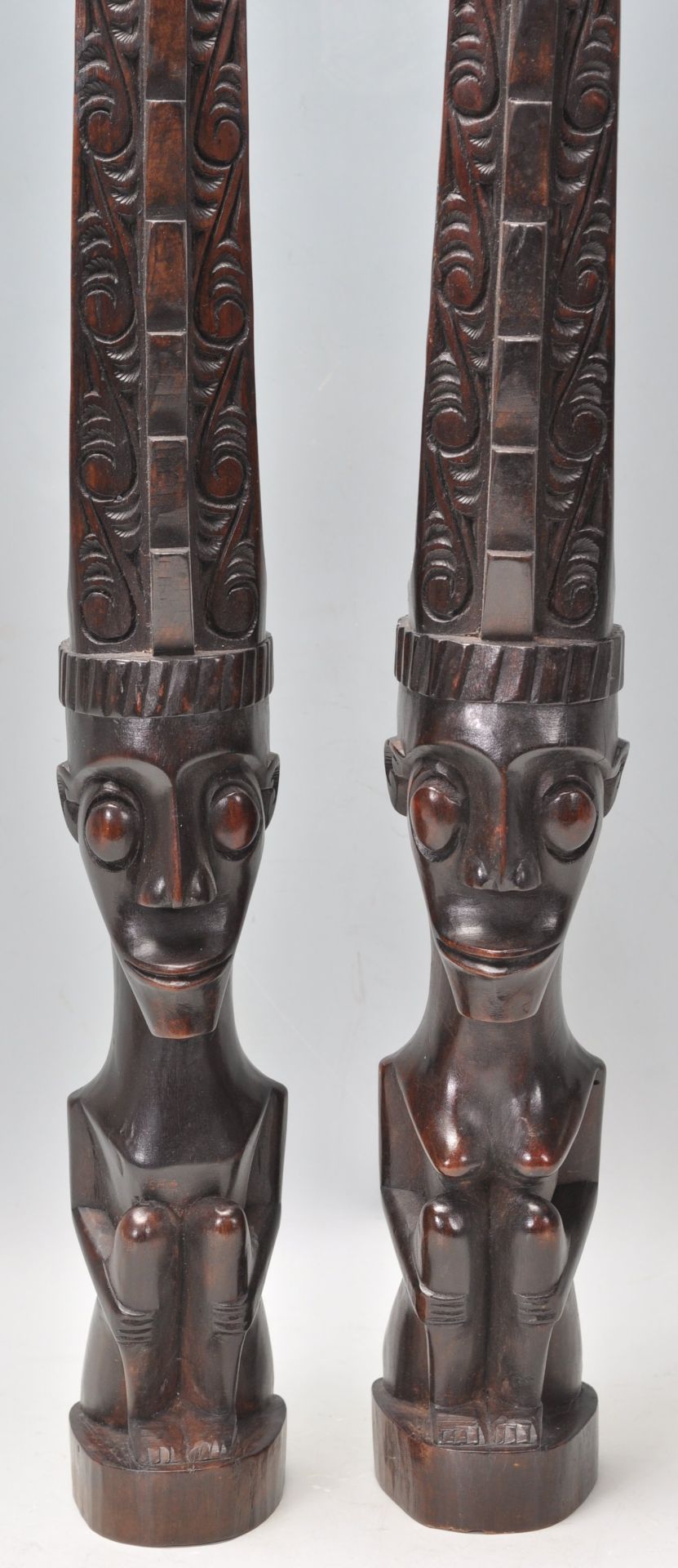 A pair of 20th Century carved dark wood African tribal figurines in the form of stylised crouched - Bild 3 aus 6