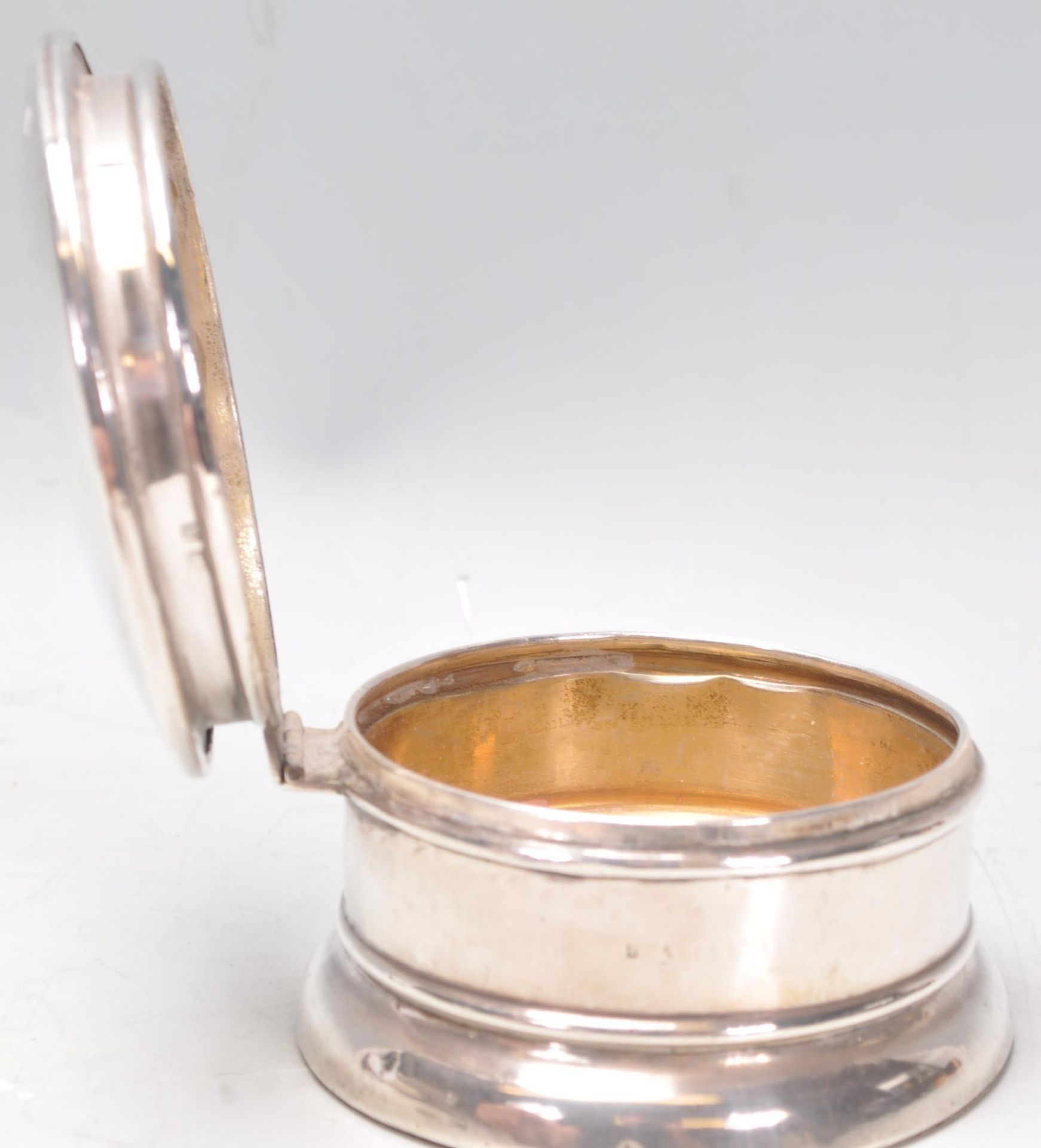 A large early 20th Century silver hallmarked powder pot / table compact of cylindrical form having a - Image 5 of 7