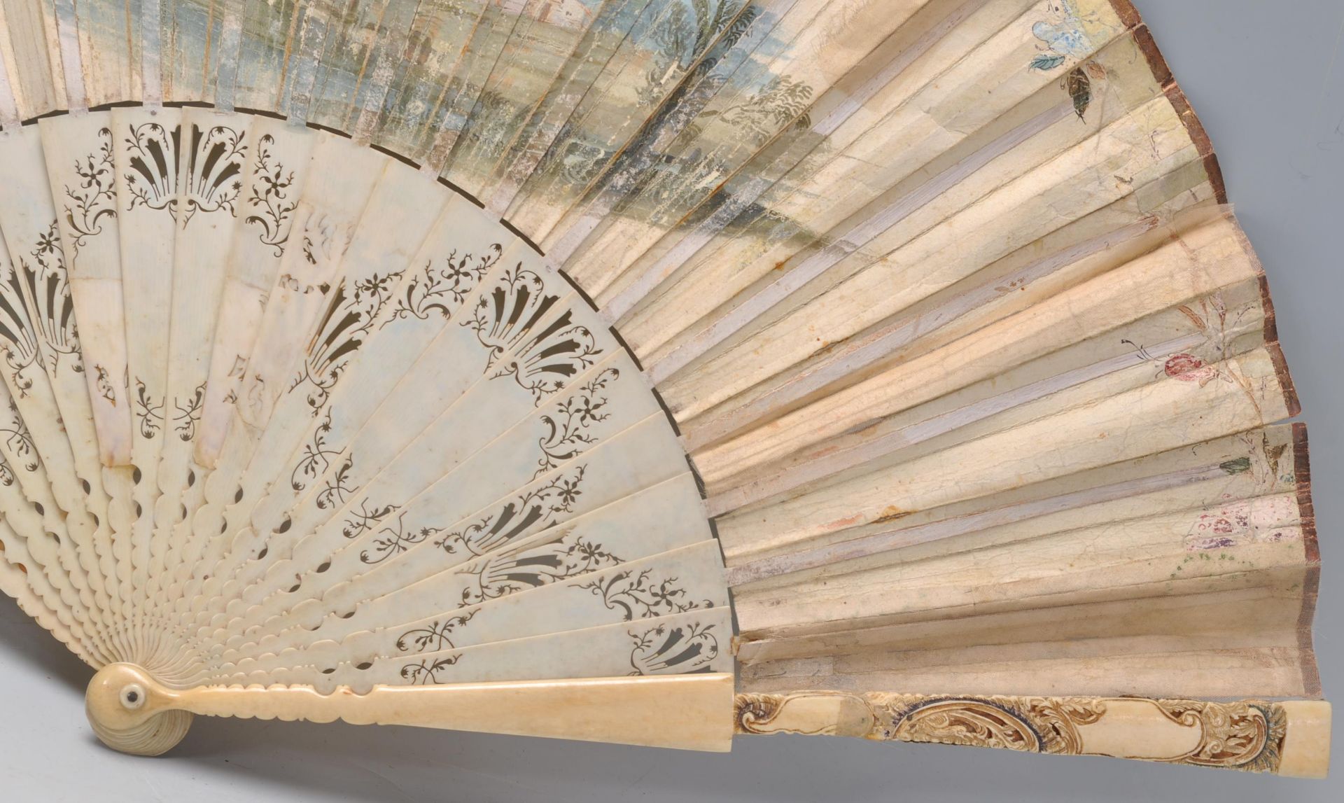 A 19th Century Victorian ivory and paper fan having a hand painted classical river scene to the - Bild 9 aus 12