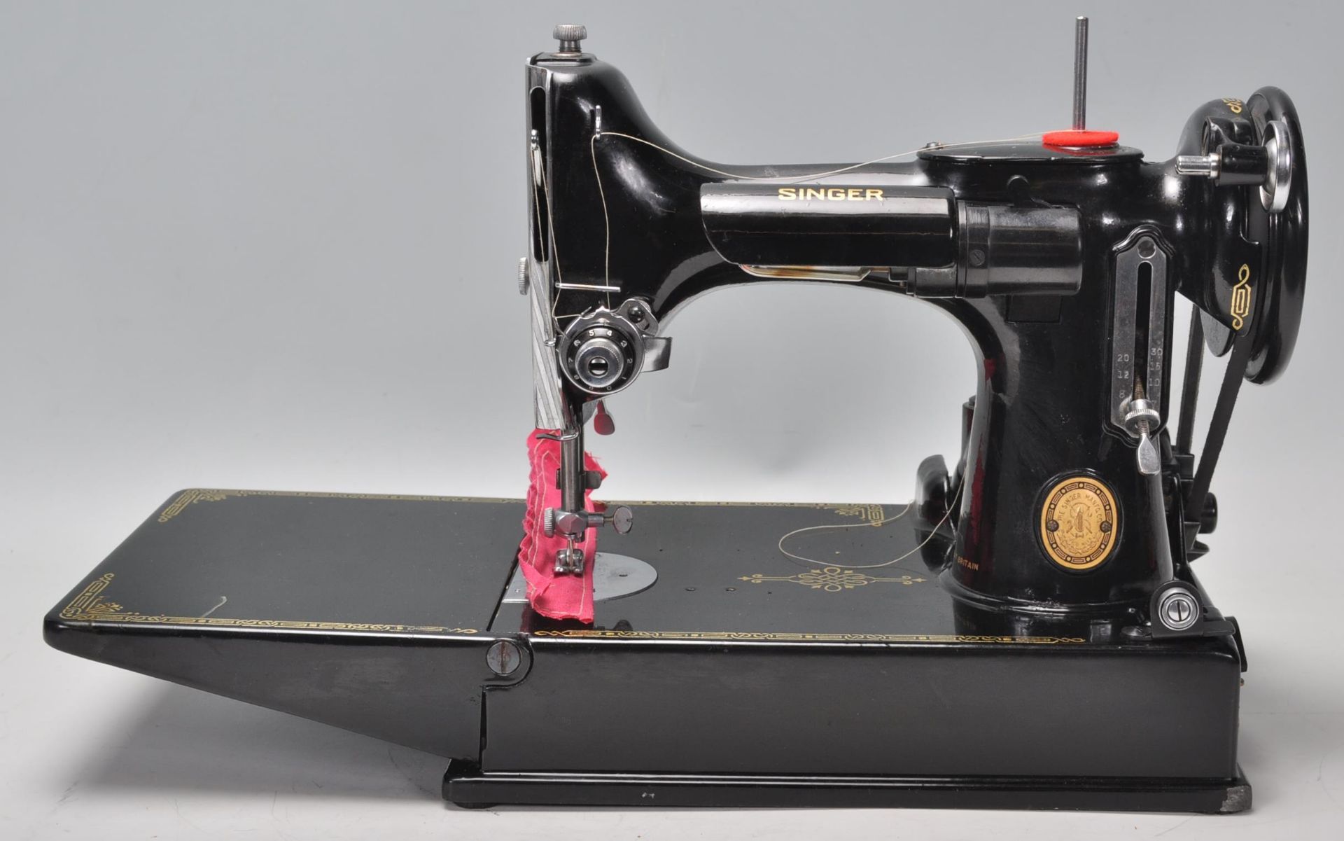 A vintage 20th Century Singer Featherweight convertible portable sewing machine model number 221k - Bild 2 aus 12