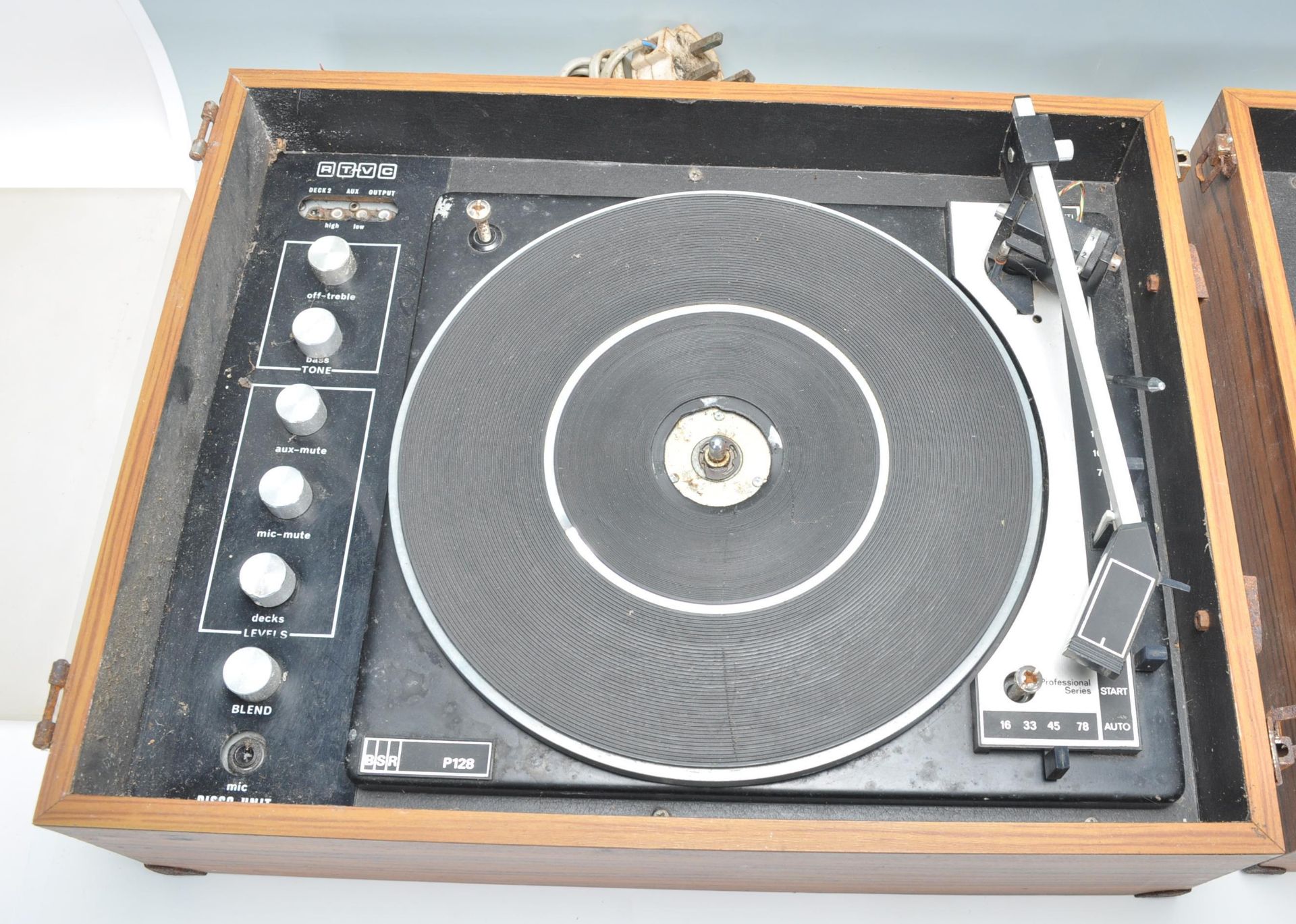 A vintage retro RT-VC dual record deck cased portable music system having two BSR P128 record decks. - Bild 2 aus 4