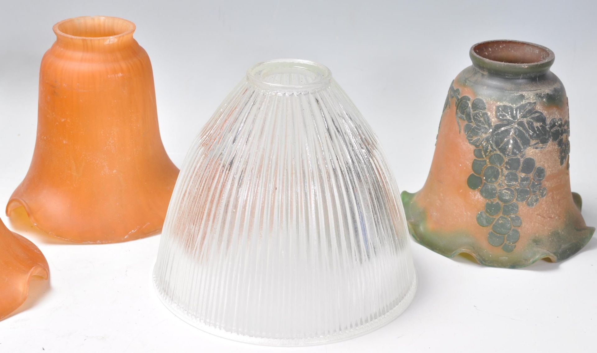A collection of 20th century art glass lamp - light shades. To include 2 stunning art glass volcanic - Bild 4 aus 7