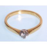 An 18ct yellow gold ladies single solitaire diamond ring of approx 0.20pts. Hallmarked for London.