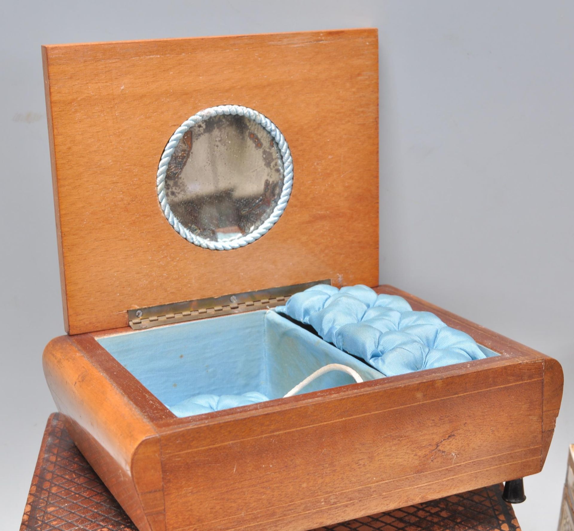 A good collection of jewellery / trinket boxes dating from the early 20th Century to include a - Bild 3 aus 9