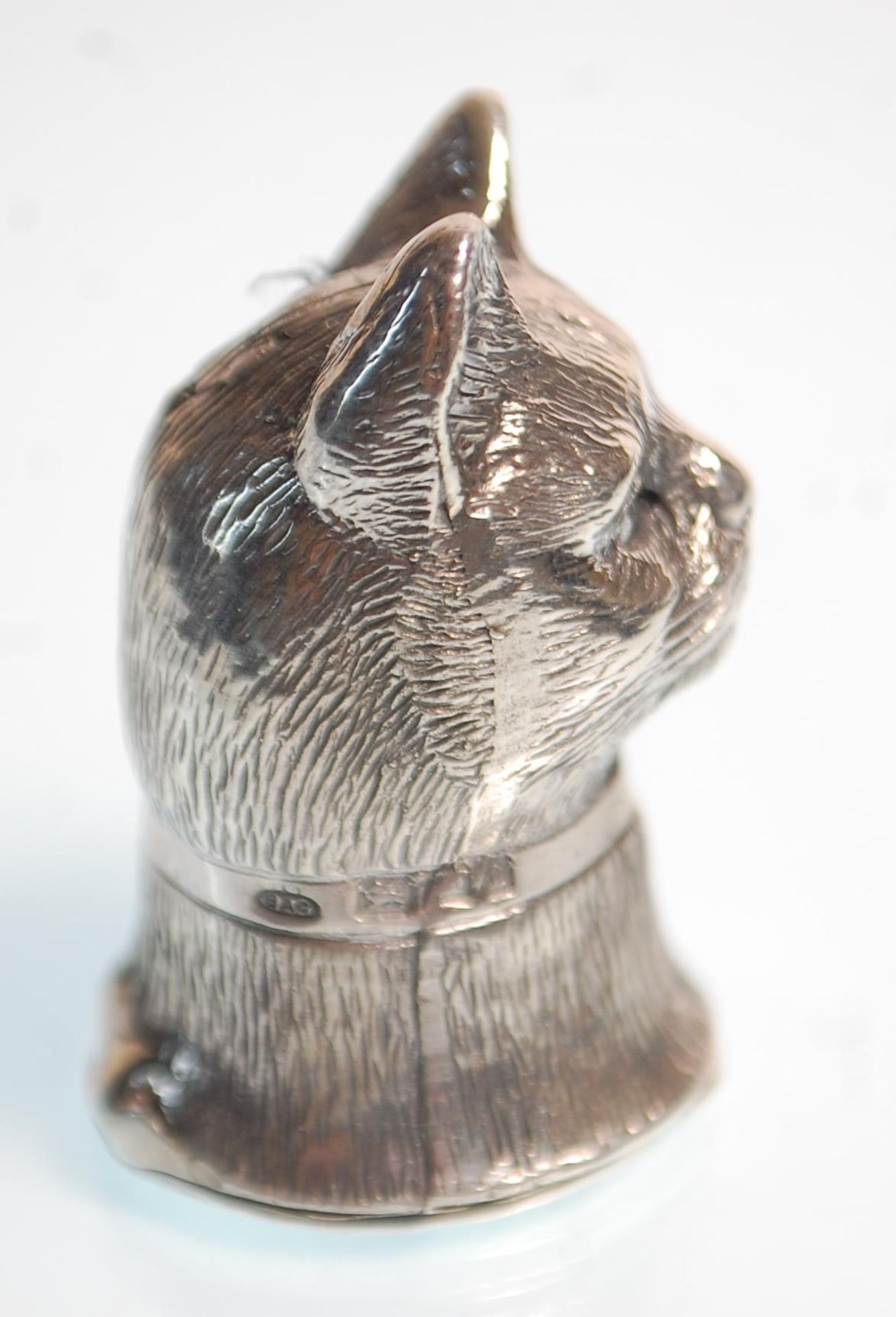 A silver hallmarked vesta case in the form of a cats head with a bow tied around it's neck. - Image 2 of 7