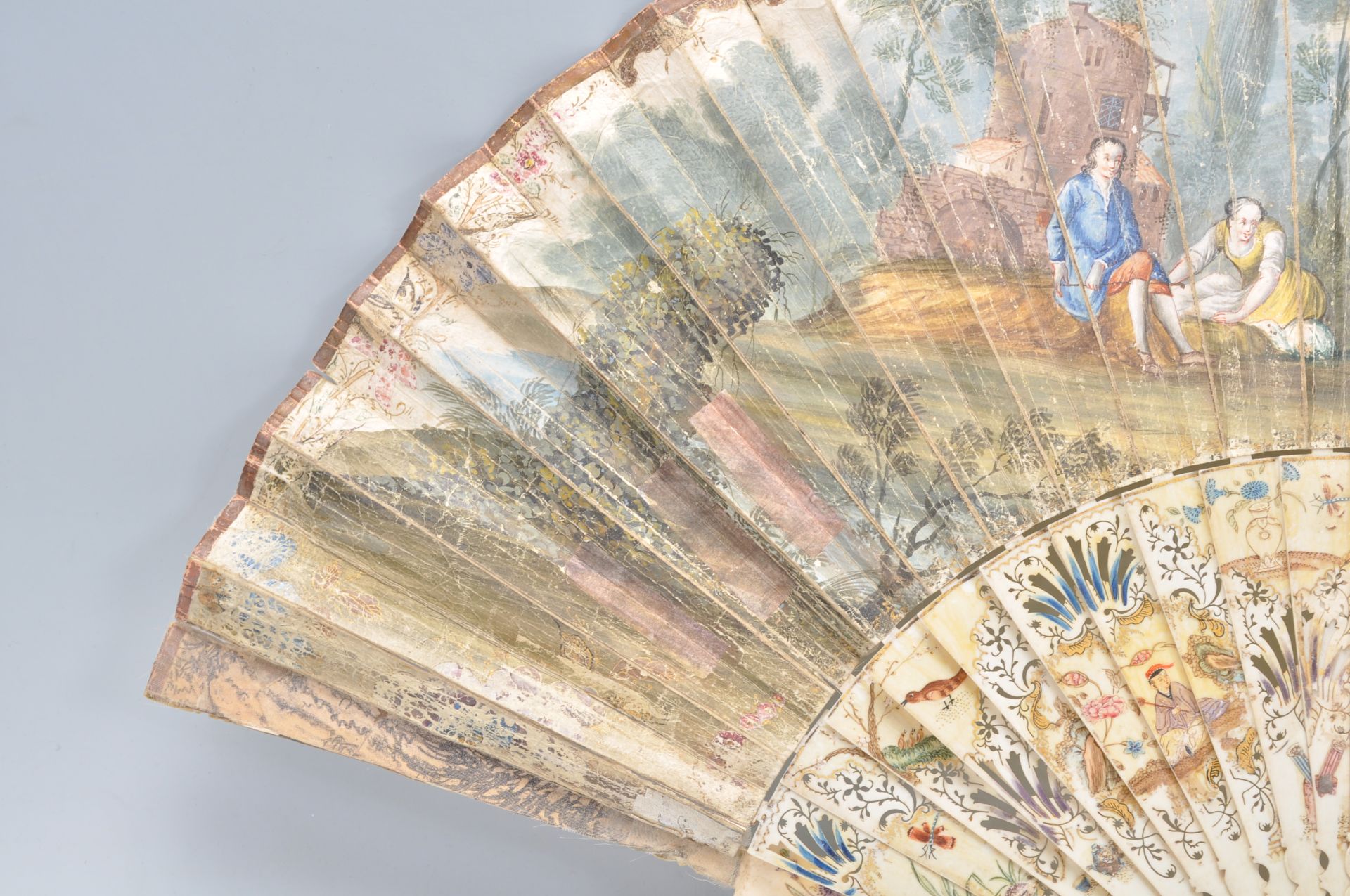 A 19th Century Victorian ivory and paper fan having a hand painted classical river scene to the - Bild 3 aus 12