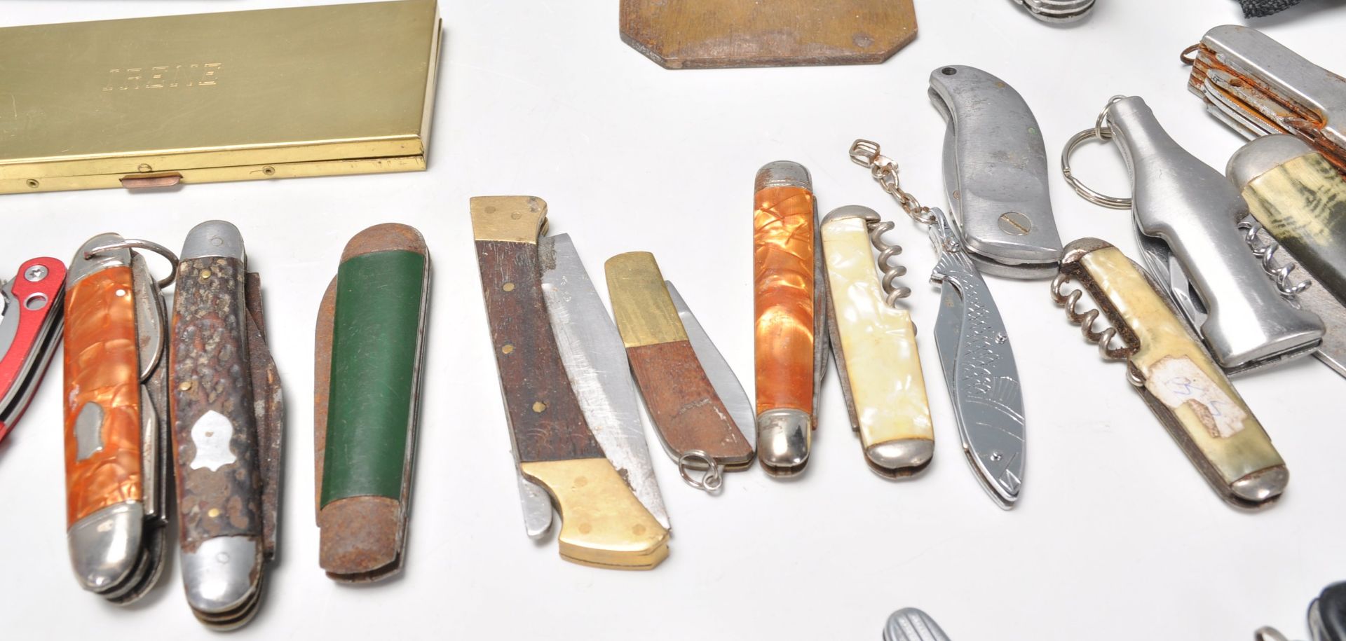 A large collection of mixed pen knives of different ages including early 20th Century celluloid - Bild 7 aus 12