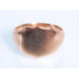 A 9ct hallmarked rose gold gents signet ring with plain cartouche. Birmingham hallmarks for 1919,
