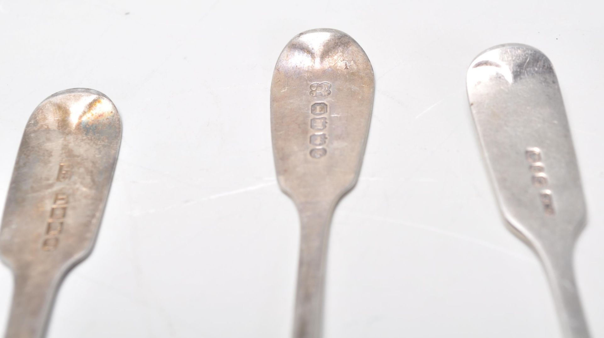 A mixed group of thirteen 19th Century Georgian and Victorian hallmarked silver spoons of similar - Image 6 of 7