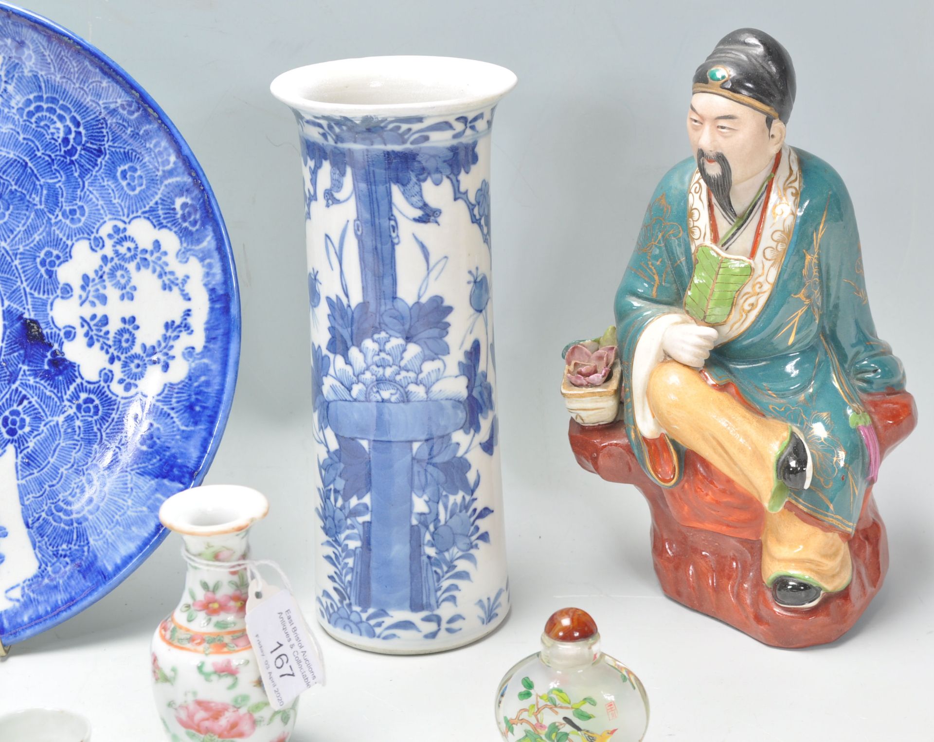 A mixed group of Chinese ceramics dating from the late 19th Century to include a blue and white vase - Bild 2 aus 12