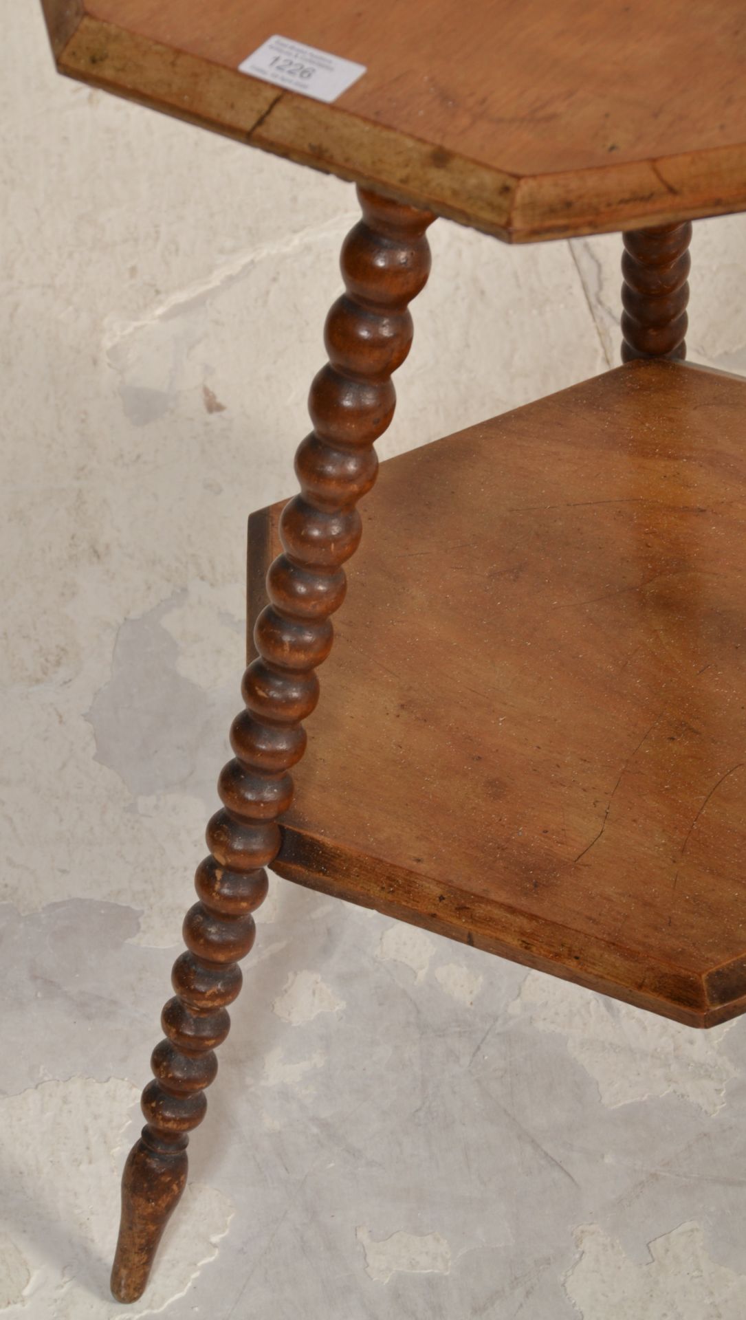 A Victorian 19th century walnut lamp table being raised on bobbin turned legs in the manner of - Bild 4 aus 4