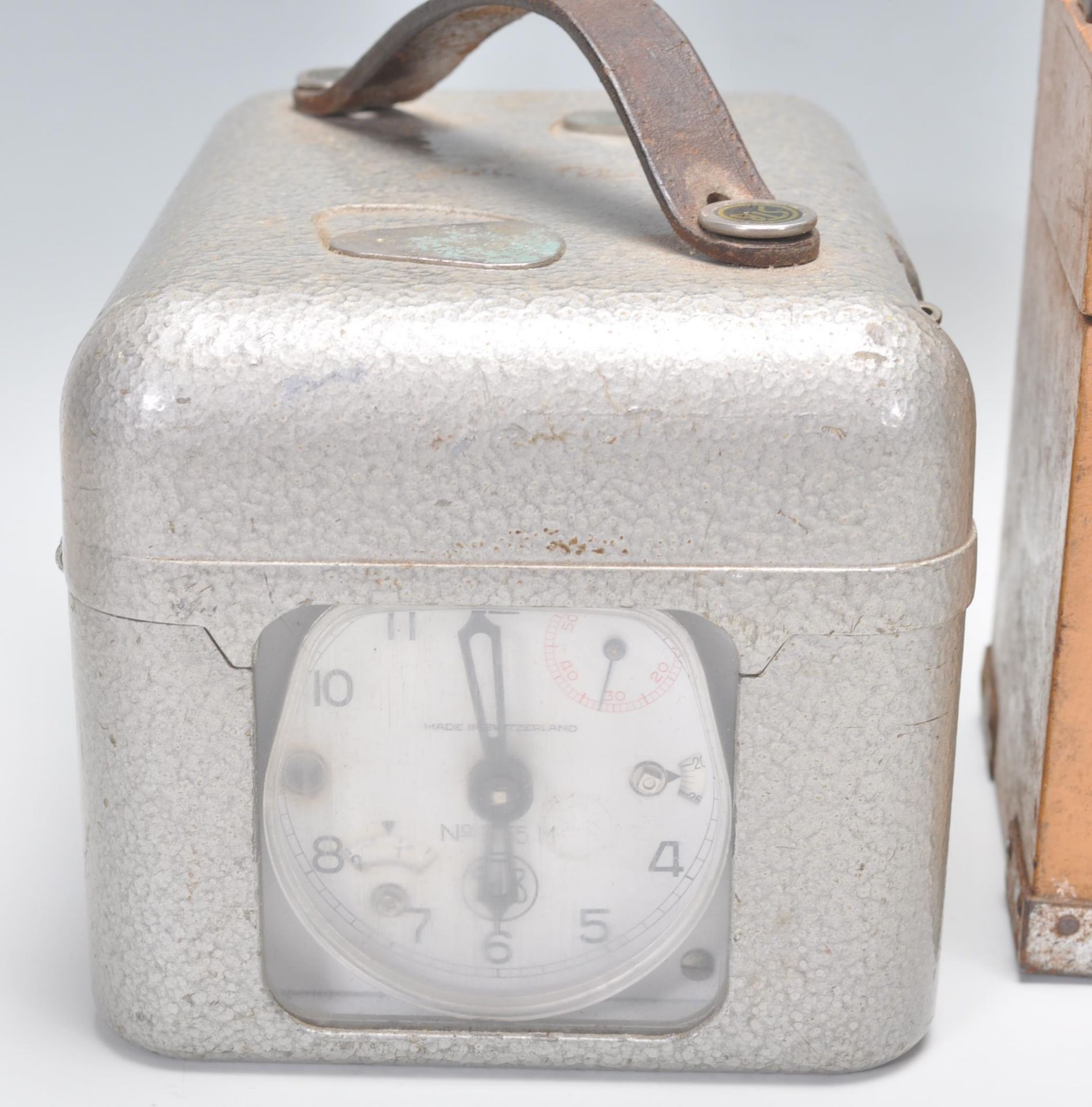 A group of four vintage 20th Century Pigeon clocks to include a Natural Antwerp Junior metal cased - Bild 4 aus 6