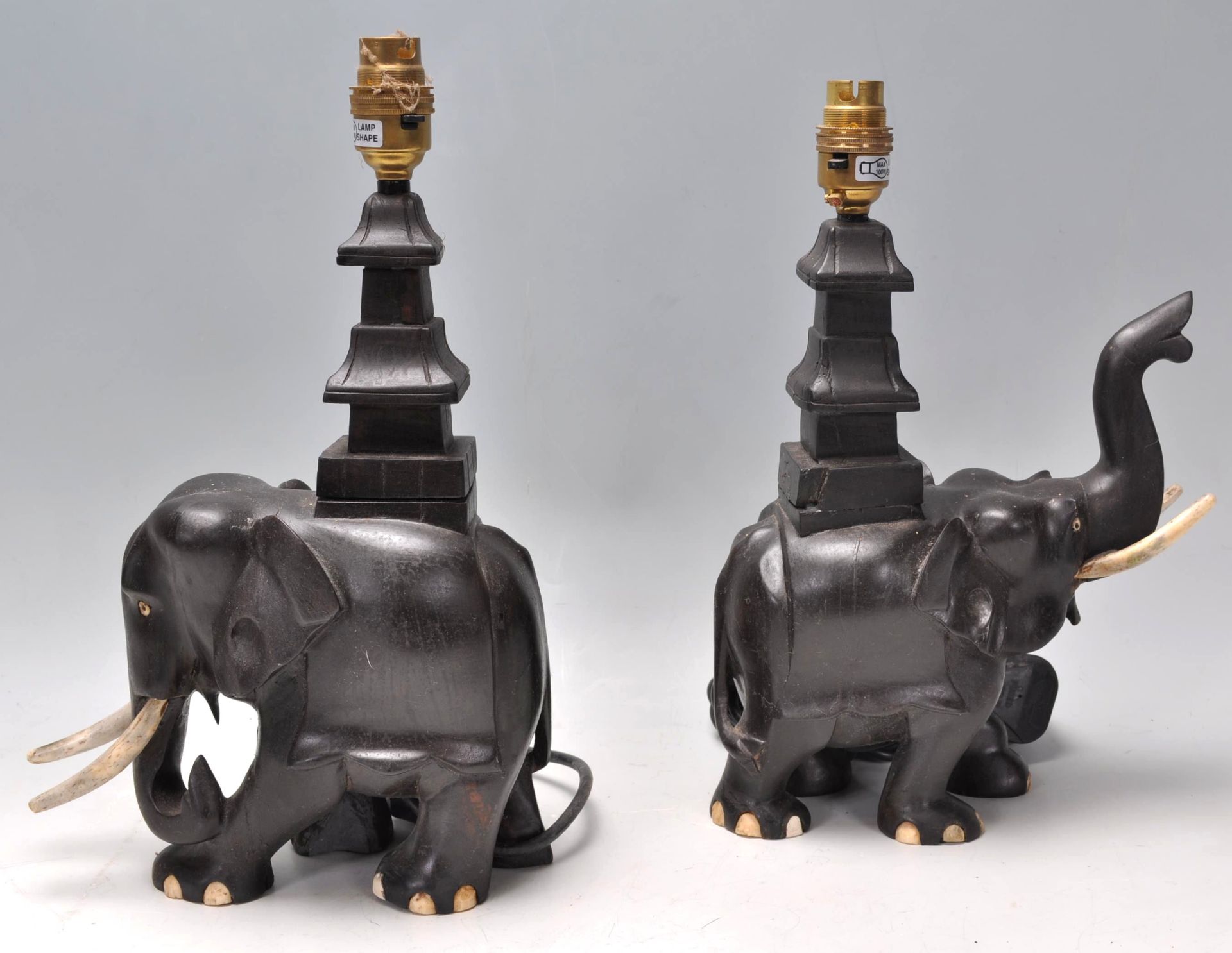 A pair of vintage 20th Century ebonised carved elephant table lamps with bone tusks and feet. - Bild 3 aus 7