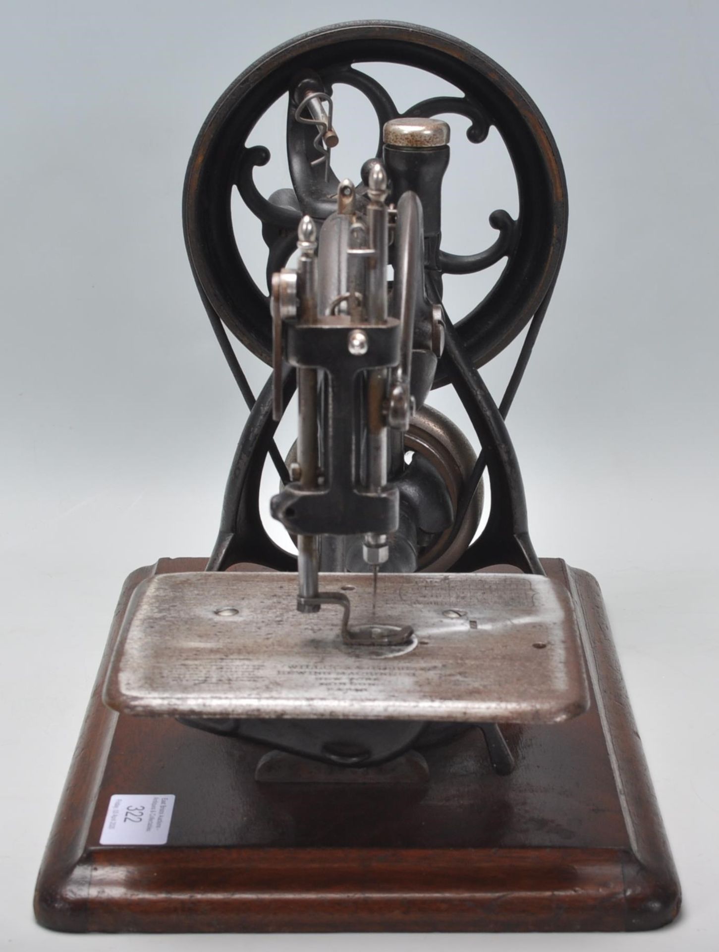 A good late 19th / early 20th Century Willcox & Gibbs sewing machine finished in black with gilt - Bild 4 aus 8