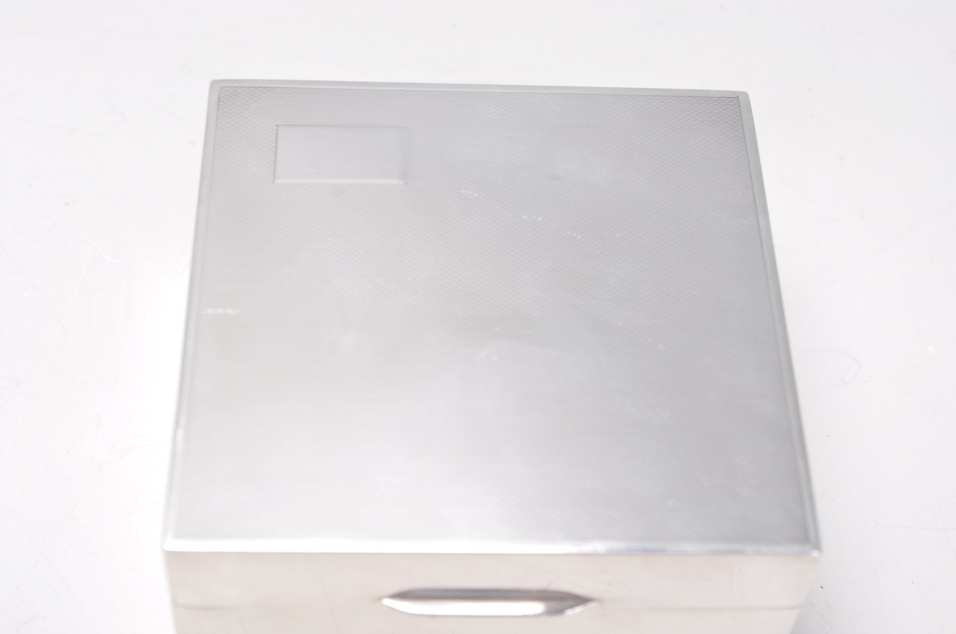 A silver hallmarked cigarette box of square form having an engine turned lid and unengraved - Image 3 of 8