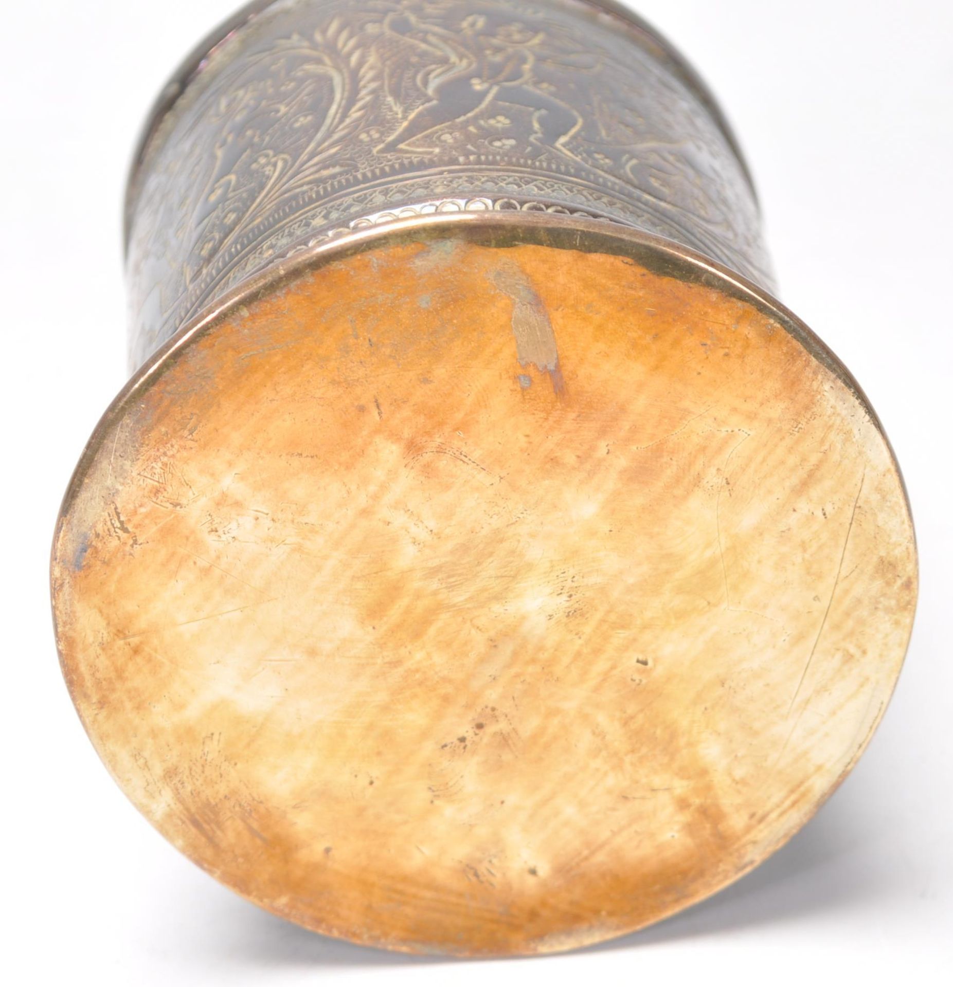 A vintage 20th Century Indian brass brush pot of cylindrical form with finely engraved dancing - Bild 6 aus 6