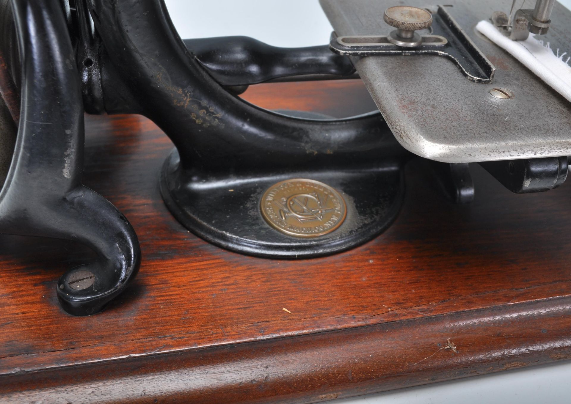 A good pine cased late 19th / early 20th Century Willcox & Gibbs sewing machine finished in black - Bild 7 aus 8