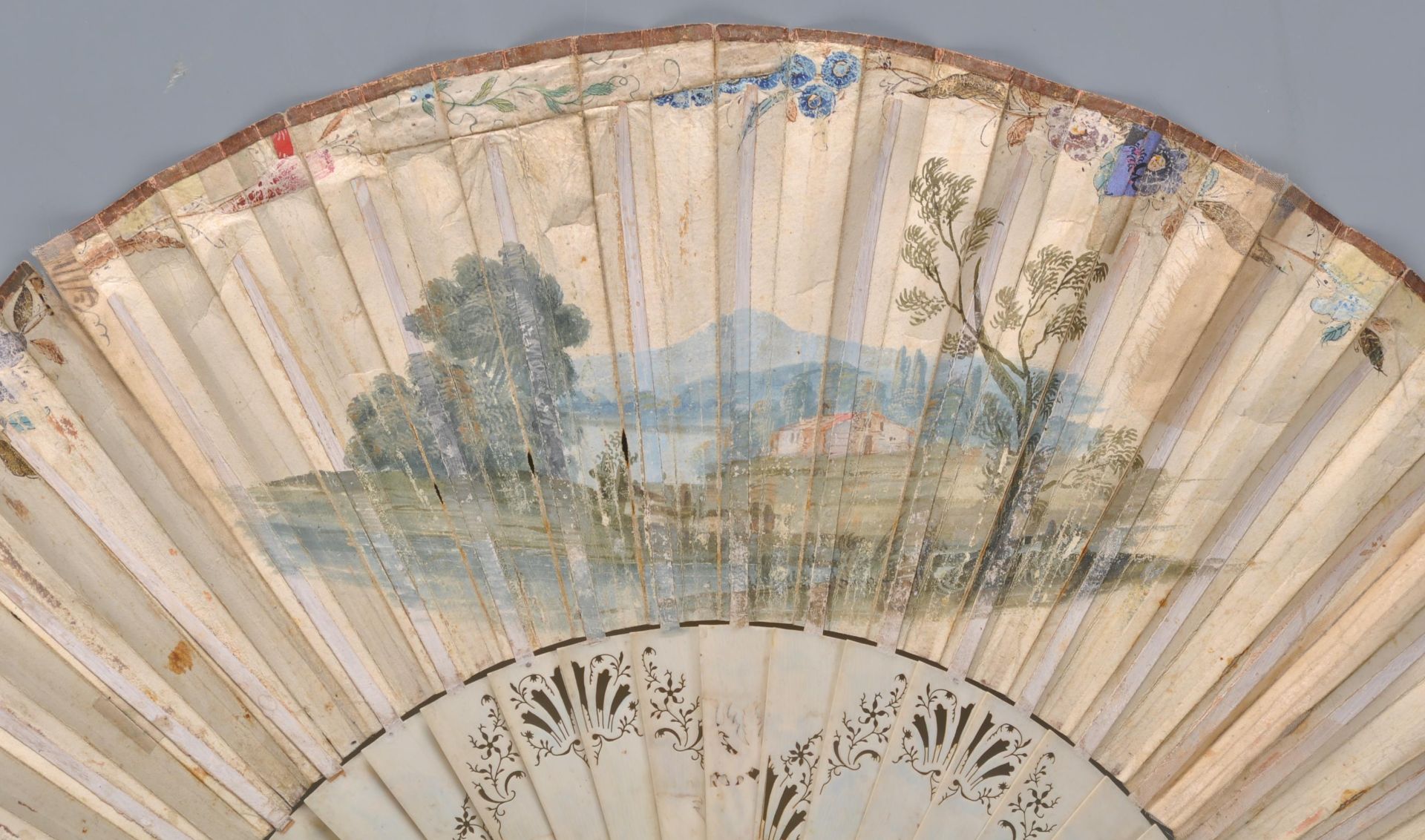 A 19th Century Victorian ivory and paper fan having a hand painted classical river scene to the - Bild 7 aus 12