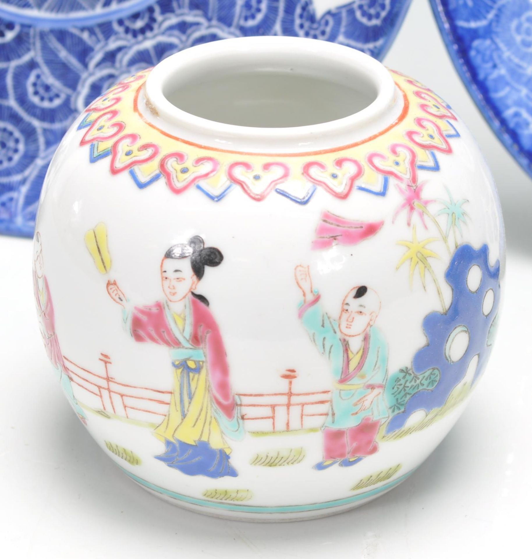 A mixed group of Chinese ceramics dating from the late 19th Century to include a blue and white vase - Bild 5 aus 12