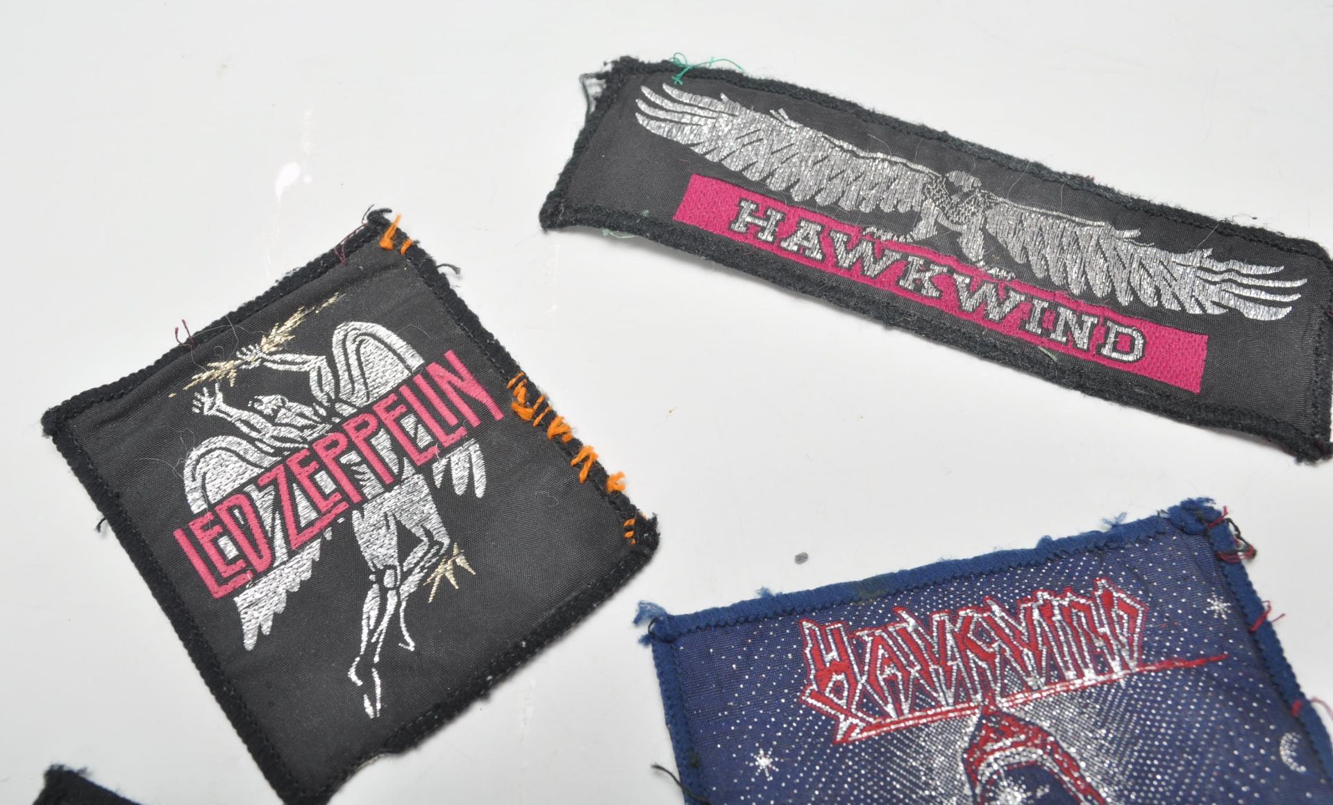 A collection of 1980's heavy metal rock music related patches to include Led Zeppelin, Hawk Wind, - Bild 2 aus 6