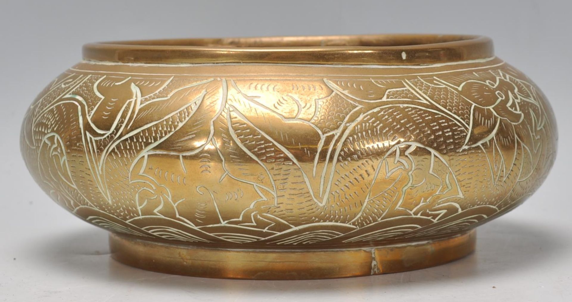 An early 20th Century bronze bowl of squat form engraved with dragons and floral decoration. - Bild 2 aus 8