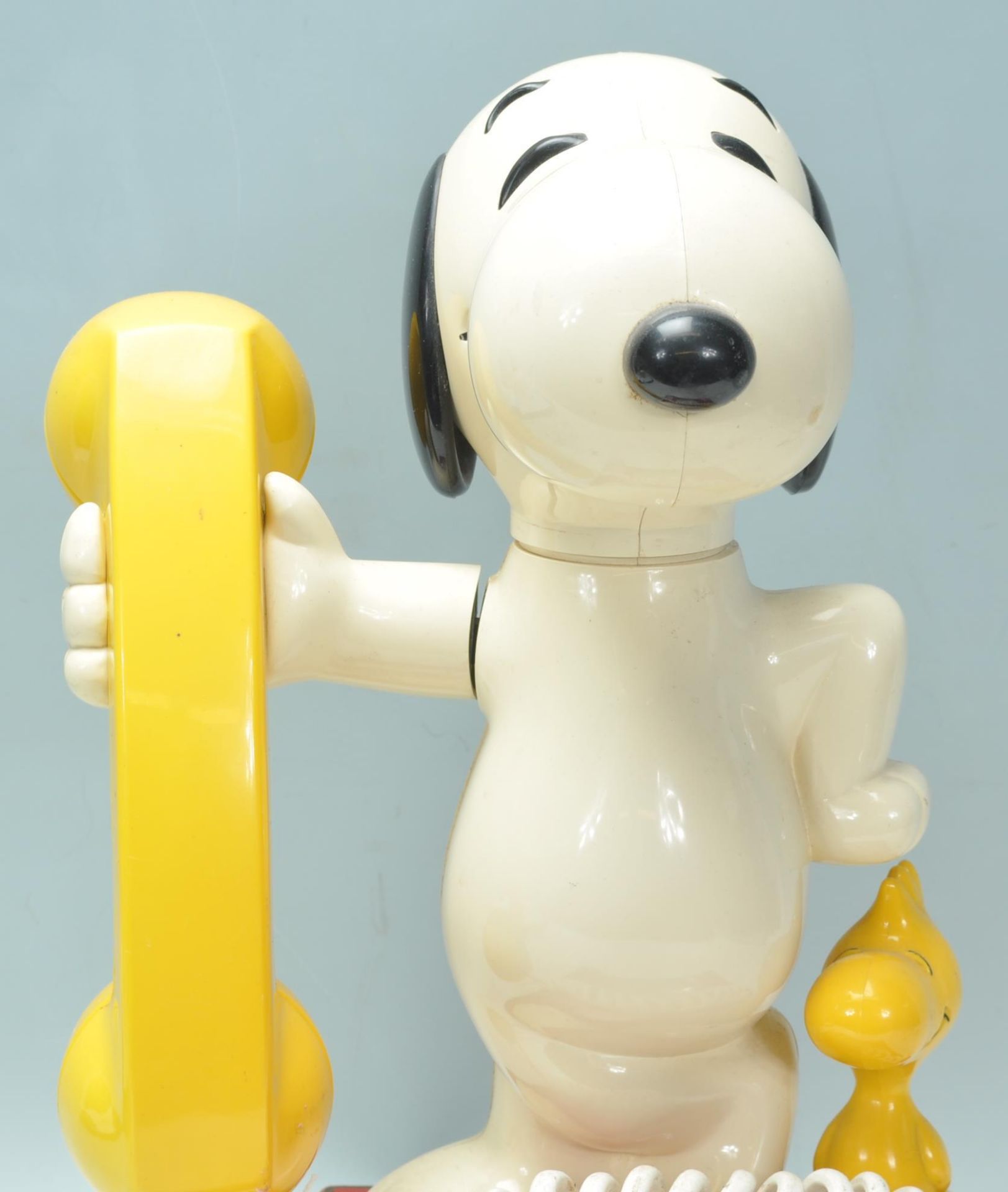 A vintage 1970's novelty Snoopy telephone having a wooden base with a number dial to the front - Bild 2 aus 6