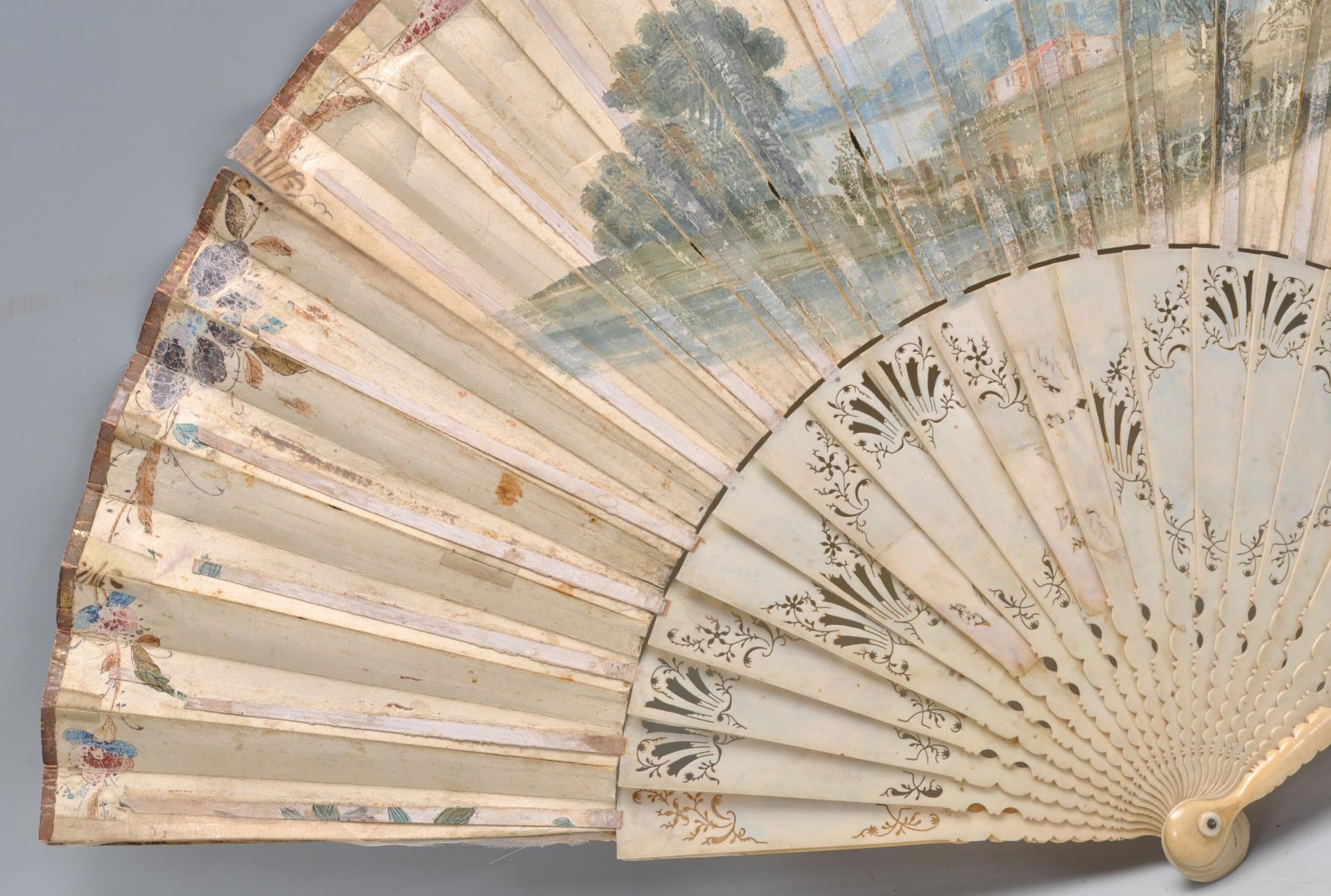 A 19th Century Victorian ivory and paper fan having a hand painted classical river scene to the - Bild 8 aus 12