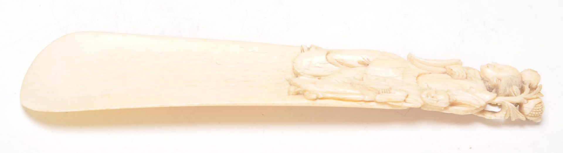 A 19th Century Chinese ivory shoe horn having a handle carved with a figure of a woman and child - Bild 3 aus 6