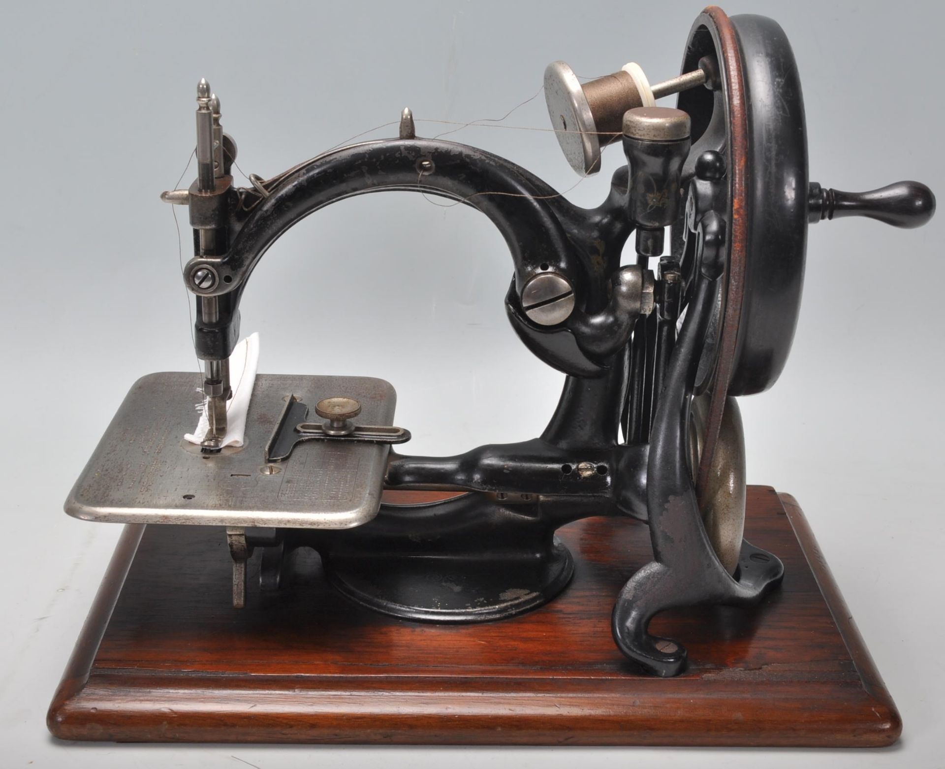 A good pine cased late 19th / early 20th Century Willcox & Gibbs sewing machine finished in black - Bild 4 aus 8