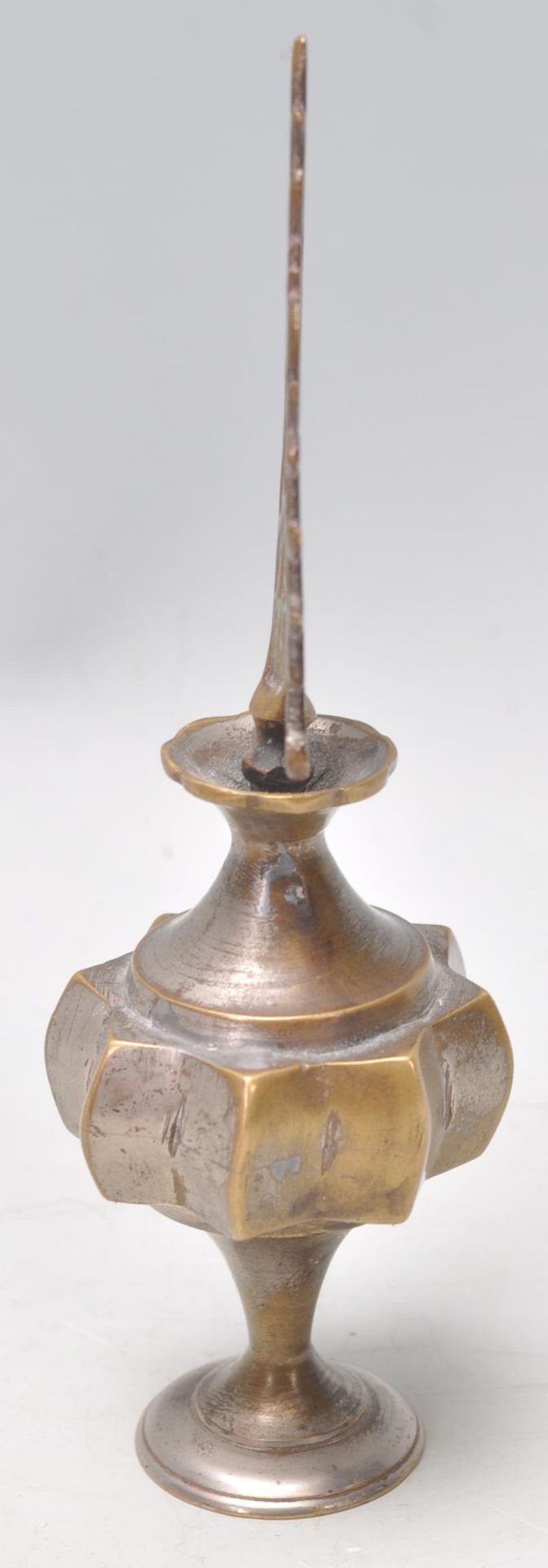 An early 20th Century Chinese brass scent bottle having a fret priced stopper and angular star body. - Bild 2 aus 4