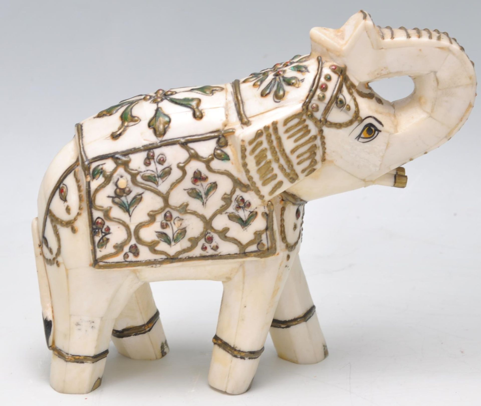 A group of three vintage 20th Century bone Indian elephants having a hand painted and gilt - Bild 3 aus 5