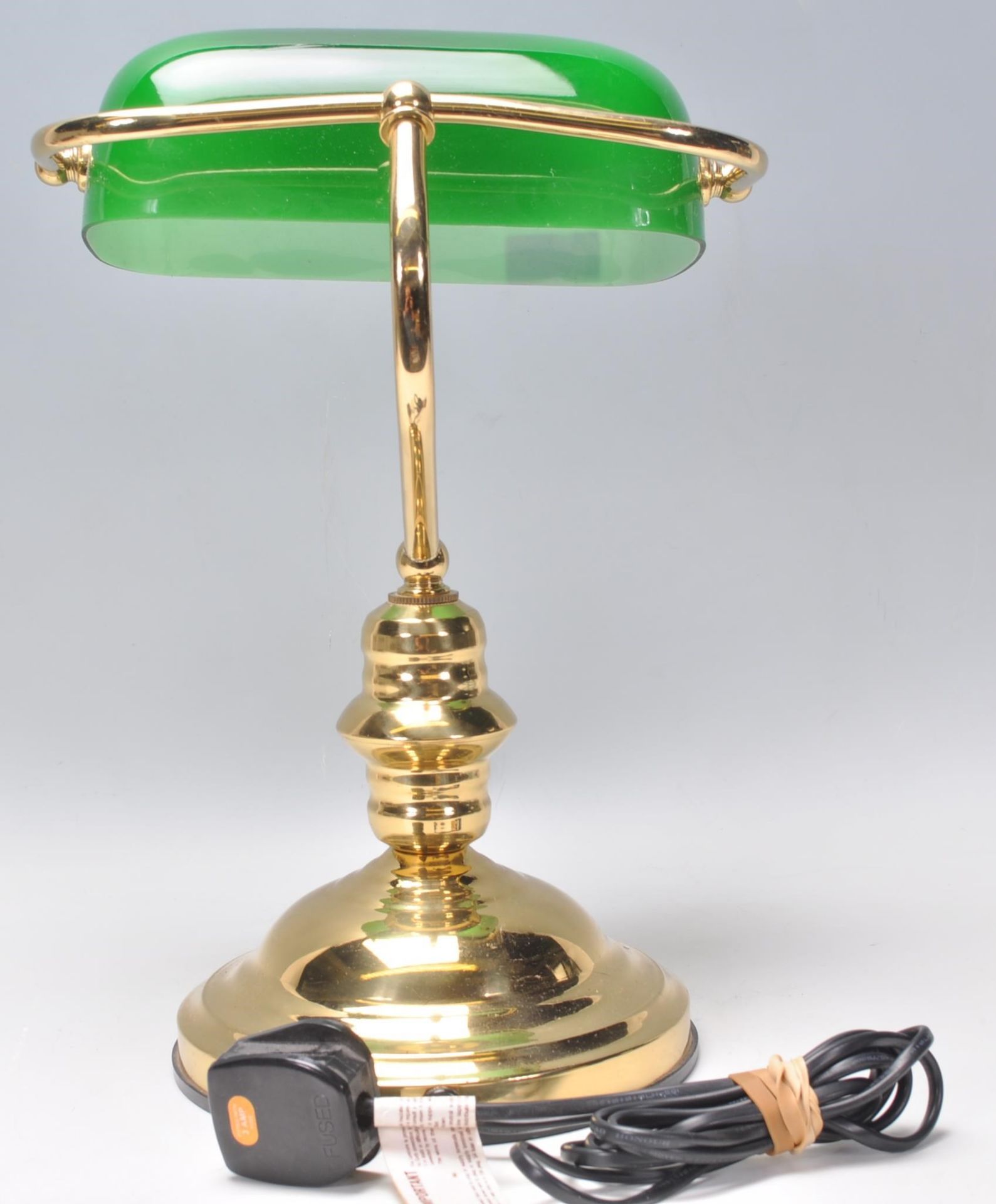 A vintage style bankers desk lamp having an adjustable brass support raised on a stepped brass base. - Bild 3 aus 5