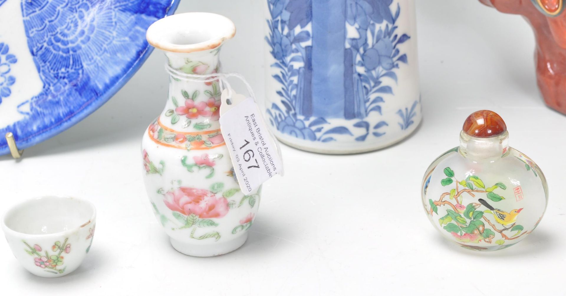 A mixed group of Chinese ceramics dating from the late 19th Century to include a blue and white vase - Bild 3 aus 12