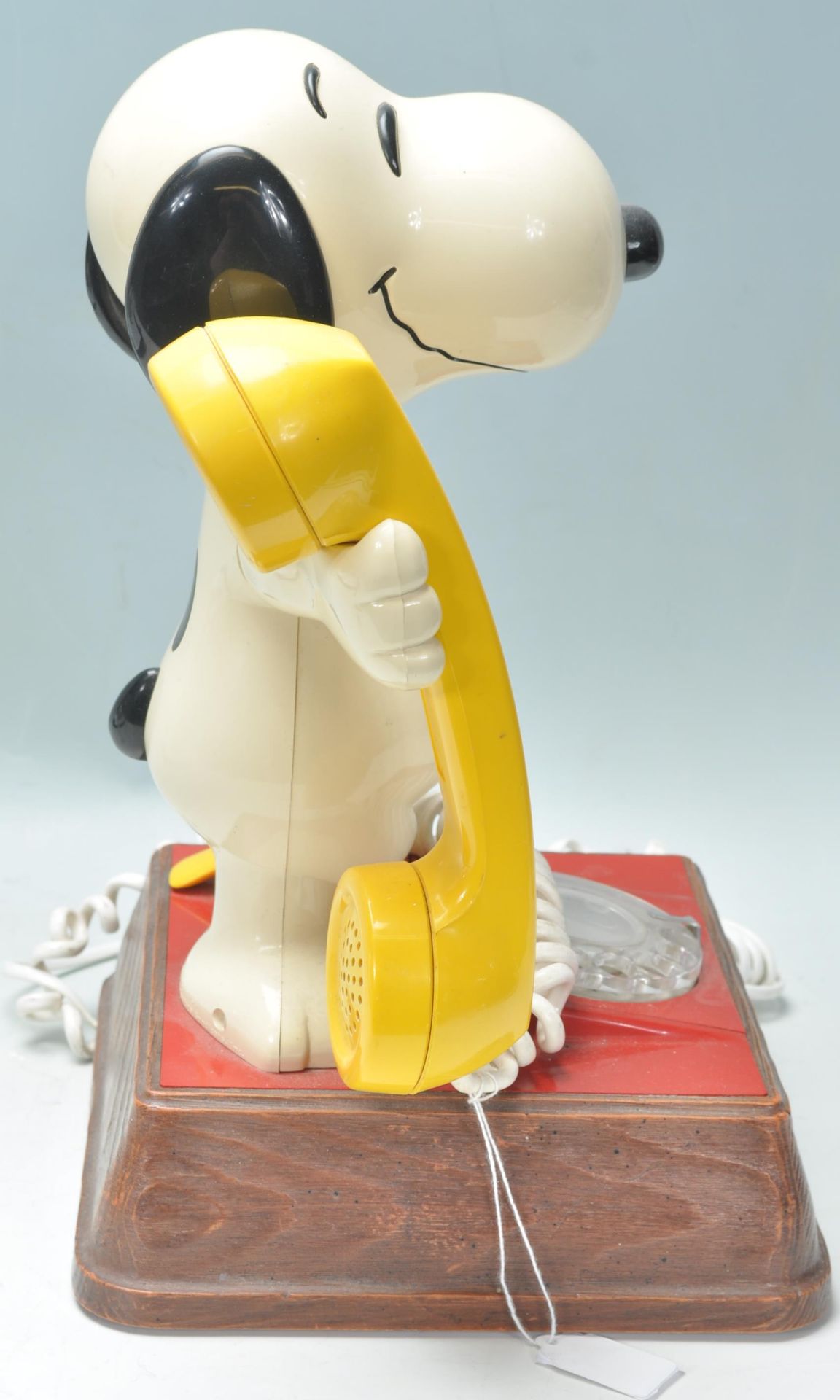 A vintage 1970's novelty Snoopy telephone having a wooden base with a number dial to the front - Bild 6 aus 6