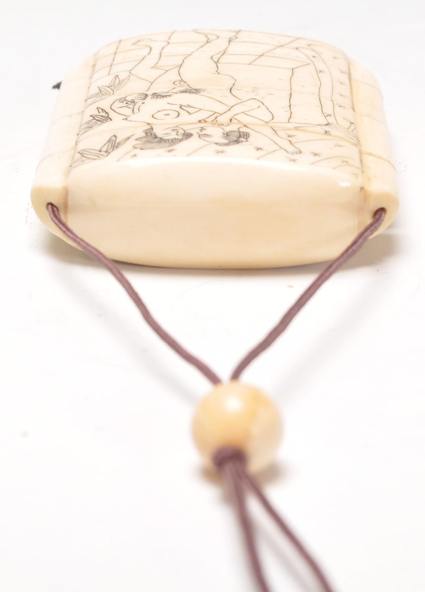 A vintage early 20th Century bone stacking toggle having an finley etched erotic scene to the - Bild 6 aus 7